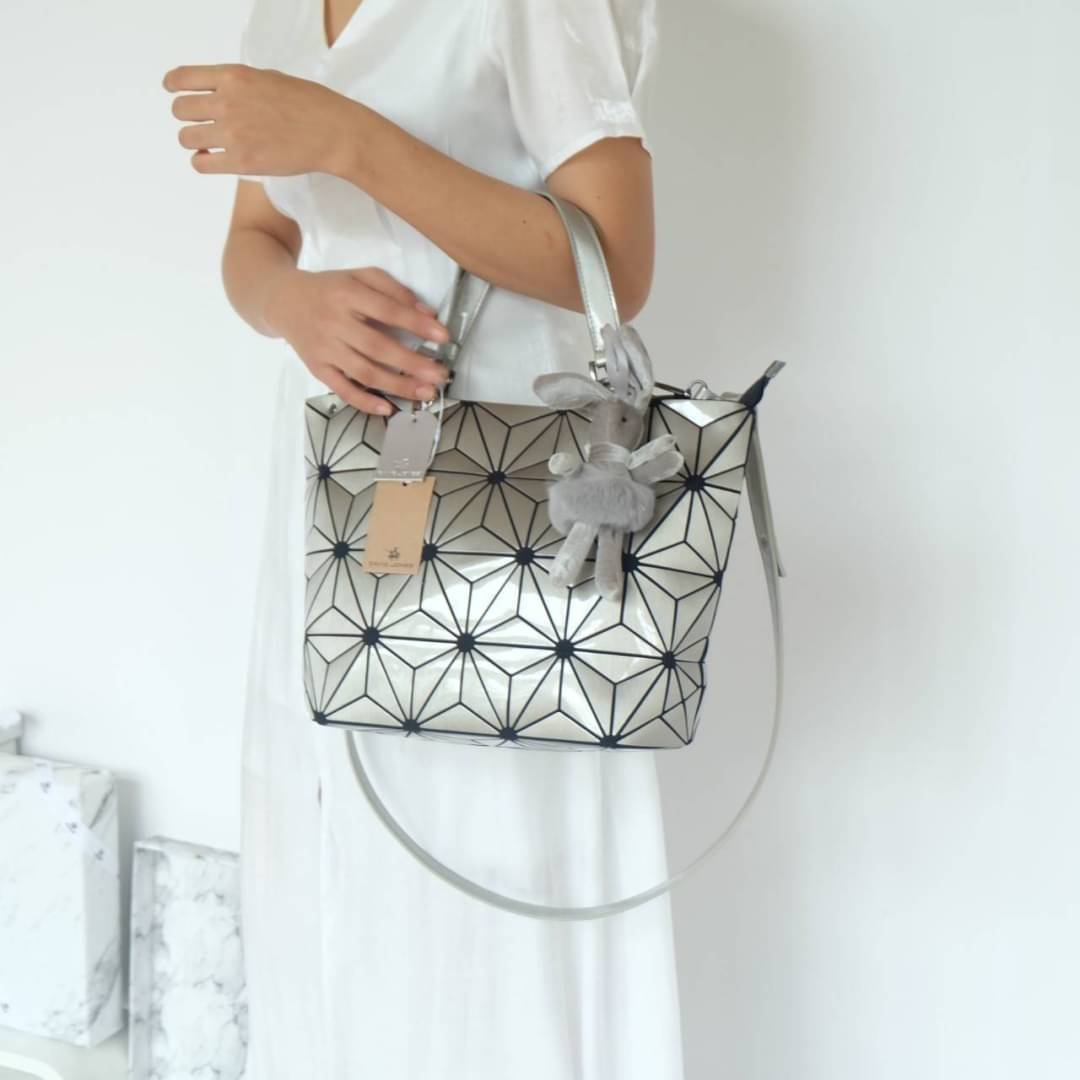 David Jones กระเป๋าสะพายข้างดีไซน์เกร๋มาก สีสวยหรูมาก ขนาดกะลังดีเลย น้ำหนังเบามากคะ สีใหม่ Bright gold