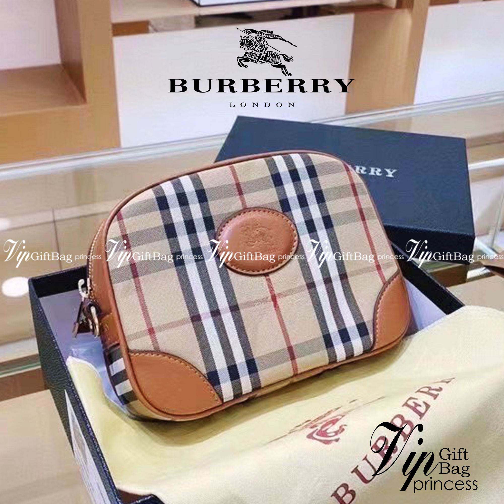 BURBERRY CROSSBODY VINTAGE BAG กระเป๋าสะพายทรง camera ซิปบน ลายซิกเนเจอร์แบรนด์ มาพร้อมสายสะพายยาวครอสบอดี้ งานสวยเป๊ะปั๊มทุกจุด สวยอยู่ทรง เปิดปิดด้วยซิปยาว ภายในมีช่องแบ่งเป็นสัดส่วน สามารถใส่มือถือ iphone เงิน ของจุกจิกได้ สายสะพายหนังยาวปรับระดับได้ อ