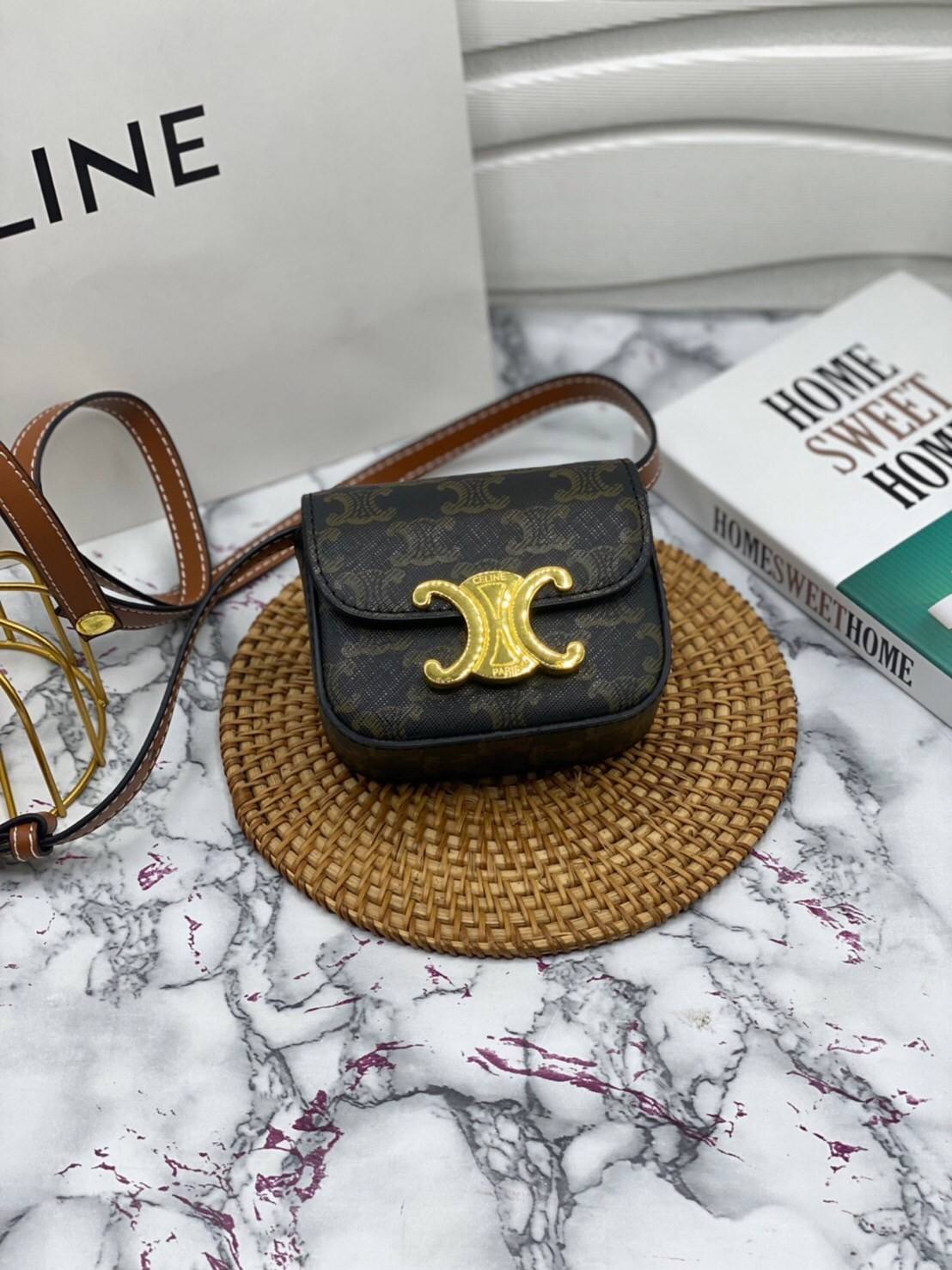 หนังแท้ CELINE MINI TRIOMPHE IN TRIOMPHE CANVAS AND CALFSKIN ใบเล็กน่ารัก งานหนังแท้ทั้งใบ กระเป๋ามินิทรงชิค ดีไซน์รูปกล่องสุดแสนมินิมอล สามารถสะพายแบบ Crossbody และยังเป็น Belt Bagได้อีกด้วย แบบไม่มีตกยุค ด้านหน้าโดดเด่นด้วยโลโก้สีทอง เป็นอีกหนึ่งตัวเลือ