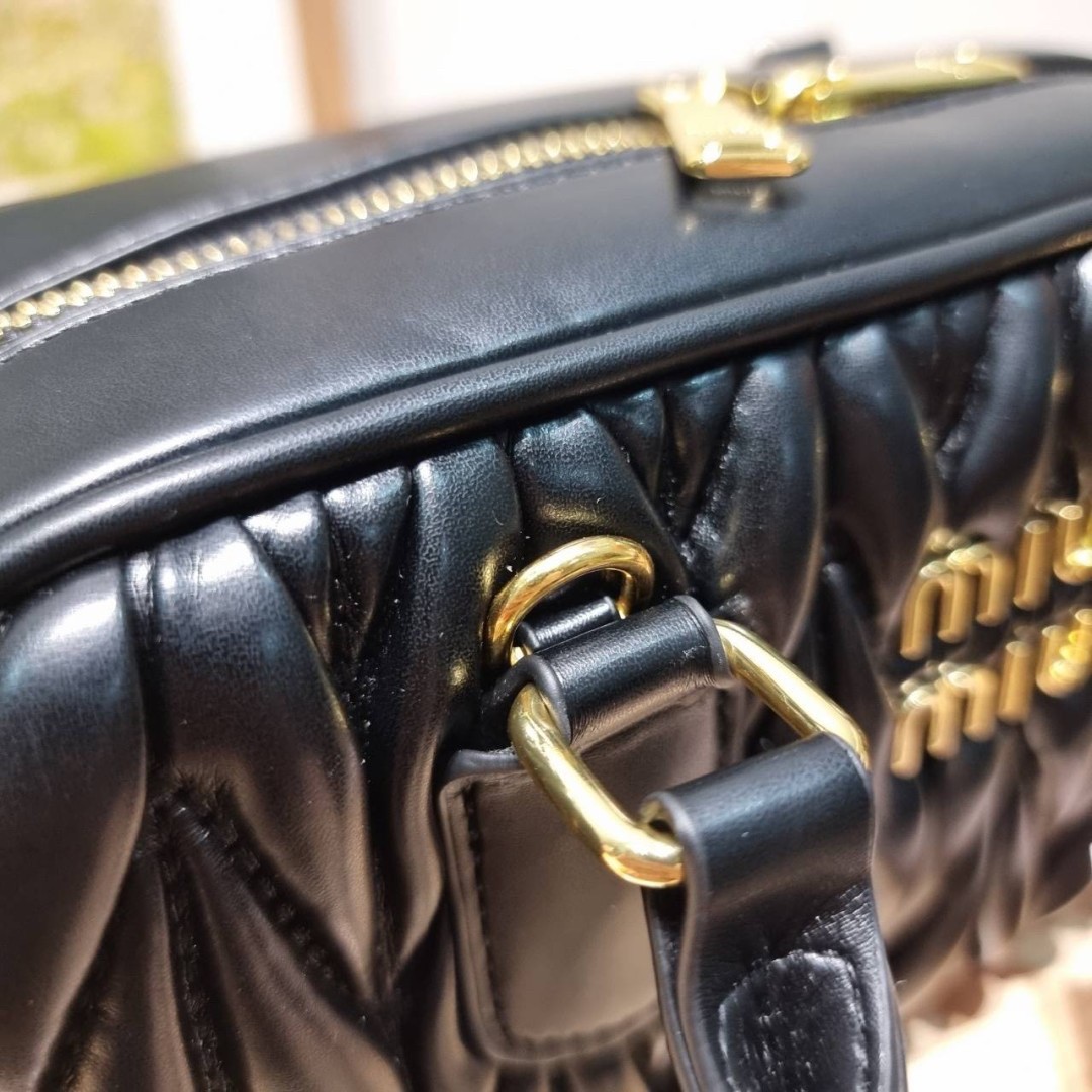 MIU MIU ARCADIE METELASSE LEATHER BAG กระเป๋าถือ/สะพายสุดชิค คุ้มมากไม่อยากให้พลาดน้า เกรดไฮเอน ใช้งานต่างประเทศได้