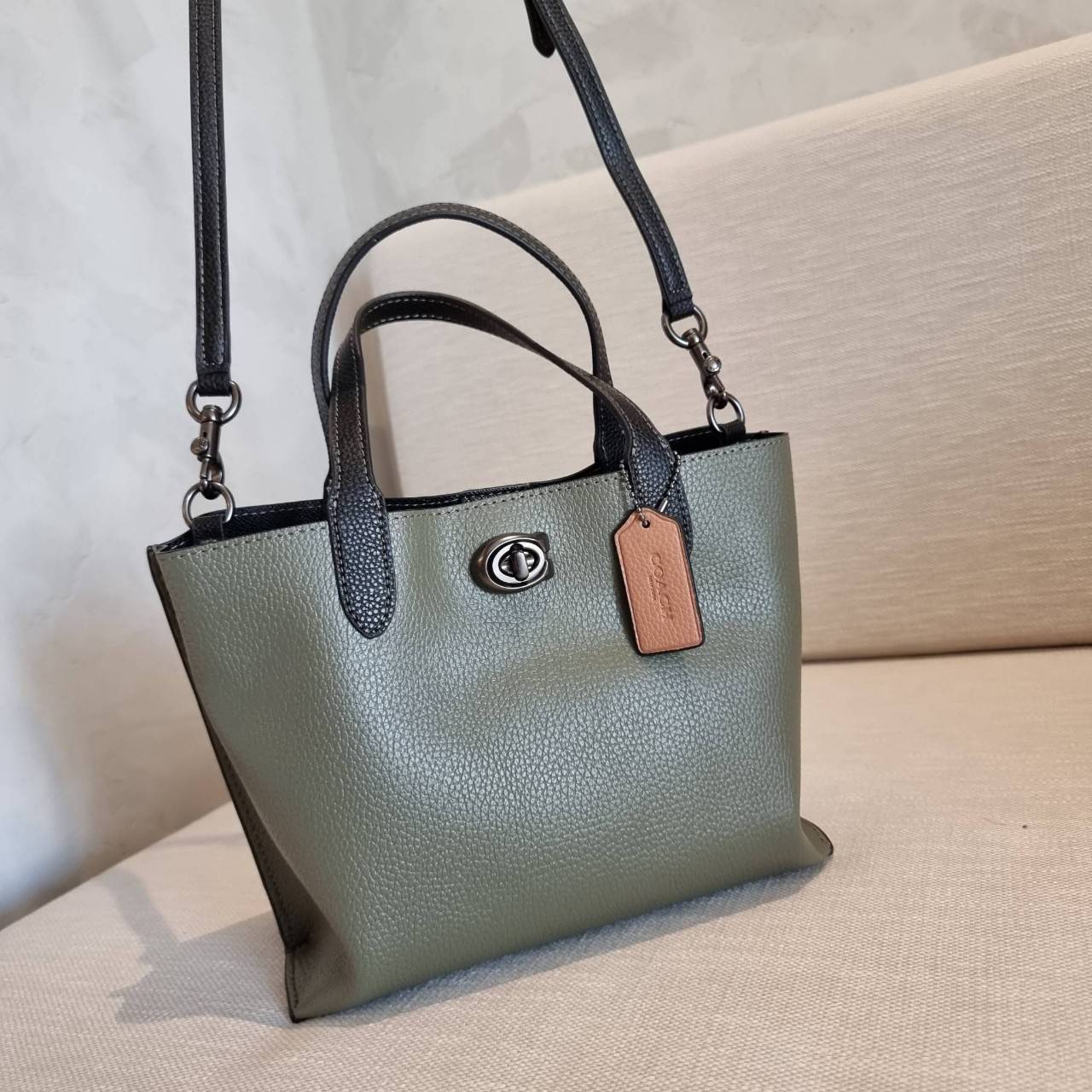 COACH C8561 C8869 WILLOW TOTE 24 IN COLOR BLOCK น้องสาวลุคลูกคุณมาแล้วจ้า กระเป๋าถือ/สะพาย ดีไซน์คัลเลอร์บล็อค ลงตัว เรียบหรู ใบจริงคือผู้ดี๊ผู้ดี ใช่ได้ทุกๆโอกาส วัสดุหนัง pepble อยู่ทรง เปิดปิดด้วยตัวบิดล็อค และอีกฝั่งเป็นกระดุมแม่เหล็ก ภายในโล่งกว้าง ใ