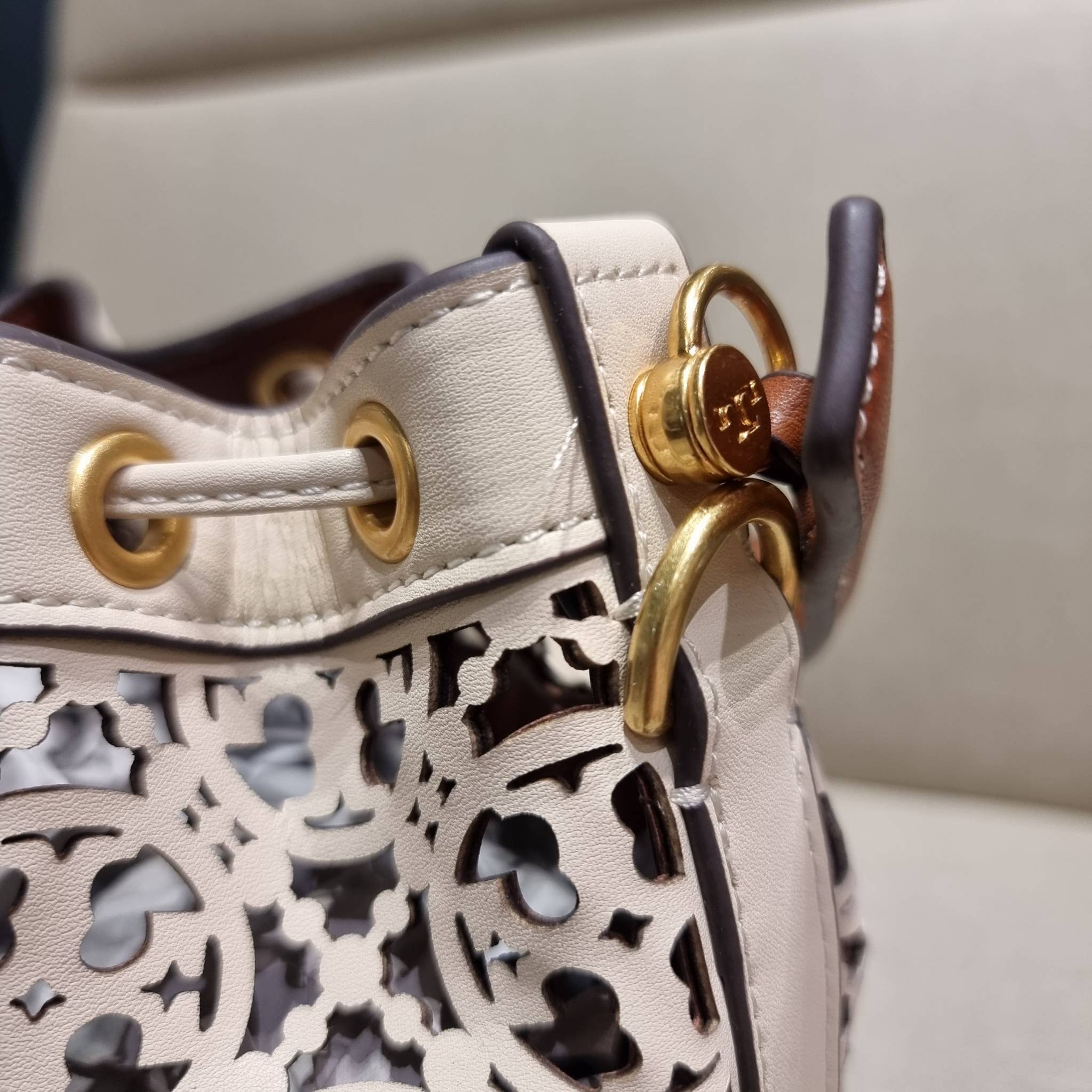 TORY BURCH T MONOGRAM LASER-CUT BUCKET BAG ใจบางที่สุดกับคอลเลคชั่นนี้ กับกระเป๋าสะพายทรงบัคเก็ต รุ่นชูโรงสุดฮิต ที่เพิ่มดีเทลความแพงด้วยการฉลุลวดลายโมโนแกรมรอบใบ ถักทอเป็นเส้นลายสานที่สวยงามมาก งานฝีมือจริงๆ วัสดุหนัง cowhide รูดเปิด-ปิดด้วยเส้นหนัง มาพร