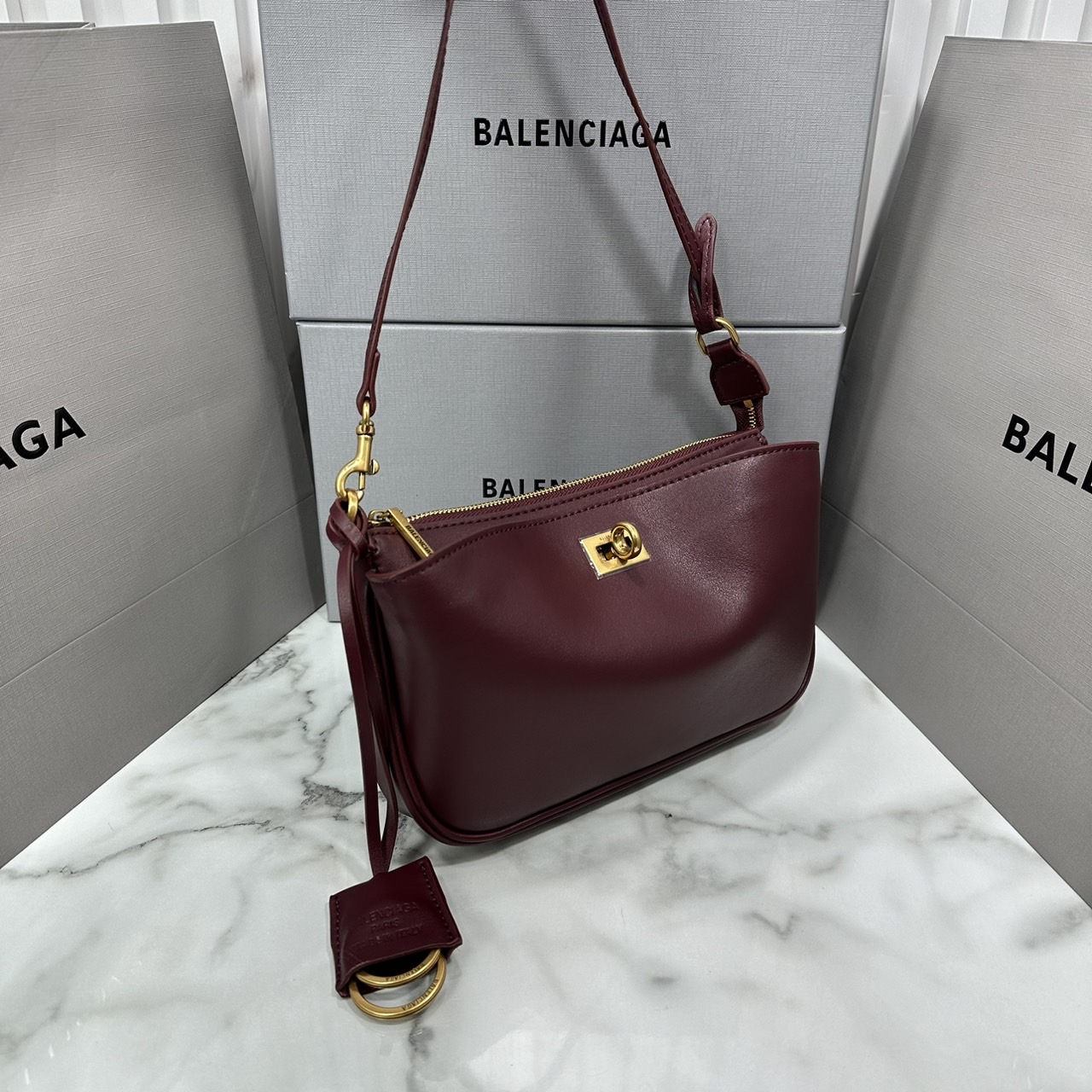 Balenciaga Rodeo Sling Pochette / Balenciaga shoulder leather bag 22cm กระเป๋าสะพายทรงพอชที่สุดของไฮแบรนด์สุดไอคอนิค ดีไซส์เรียบหรู สวยจับต้องได้ ถือหรือสะพายไหล่ได้เก๋มากๆ ถือออกงานก็ได้ลุคไฮแฟชั่นหรูๆ