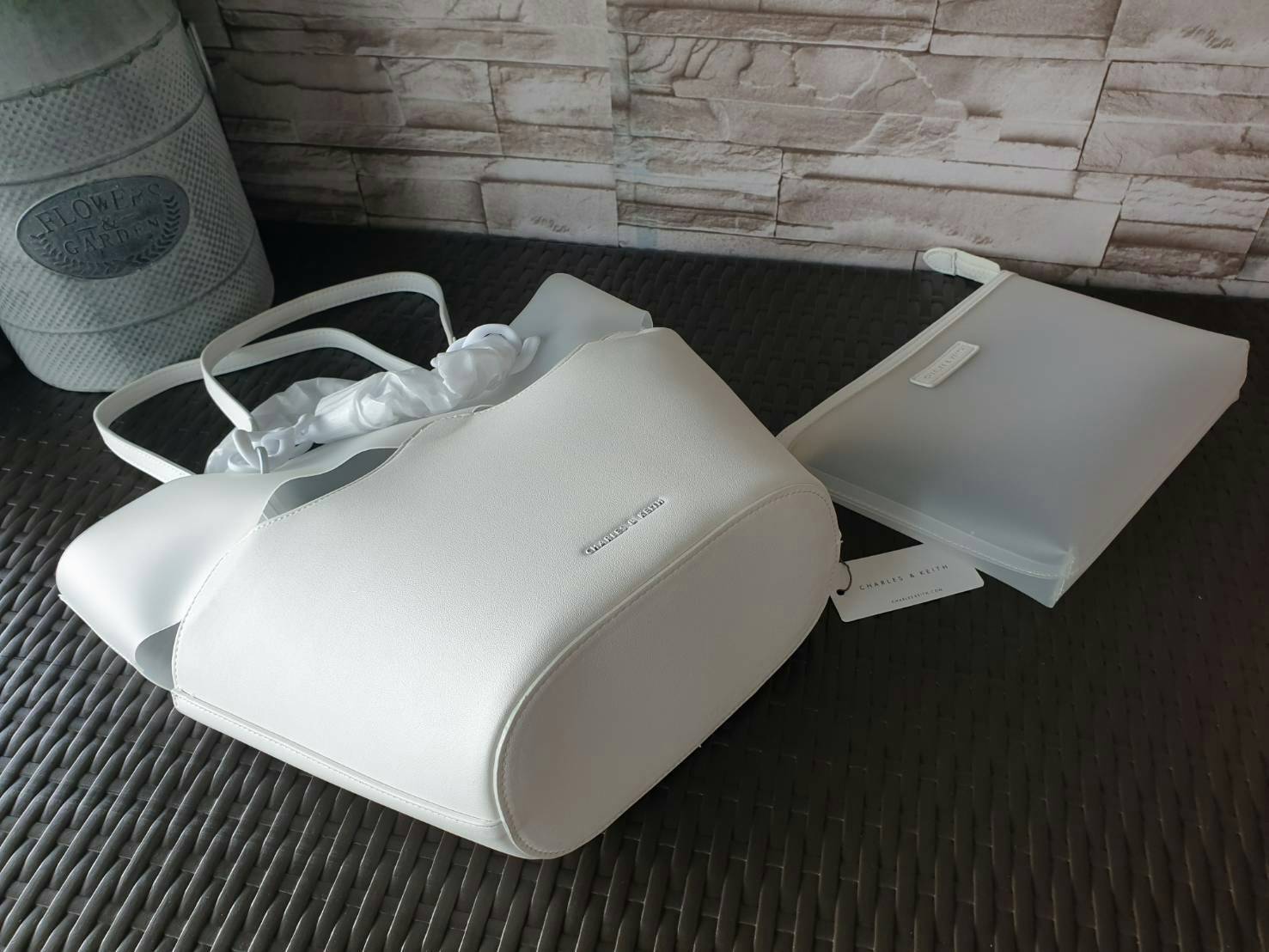 CHARLES & KEITH รุ่น CHUNKY CHAIN TOTE BAG CK2-30270180_MOSS ราคาปกติช้อป ( ฿3,390.00 ) ซื้อ 1 ได้ถึง 2 ใบ รุ่นใหม่ชนช้อป กระเป๋าทรง Tote สีสวยสุดคลาสสิค วัสดุ PVC มาพร้อมใบลูก ภายในโล่ง สายสุดเก๋ มี 2 สาย สายสะพายไหล่ ถอดออกได้ (สายยาวสาวอวบ/ อ้วน ก็เอาอ