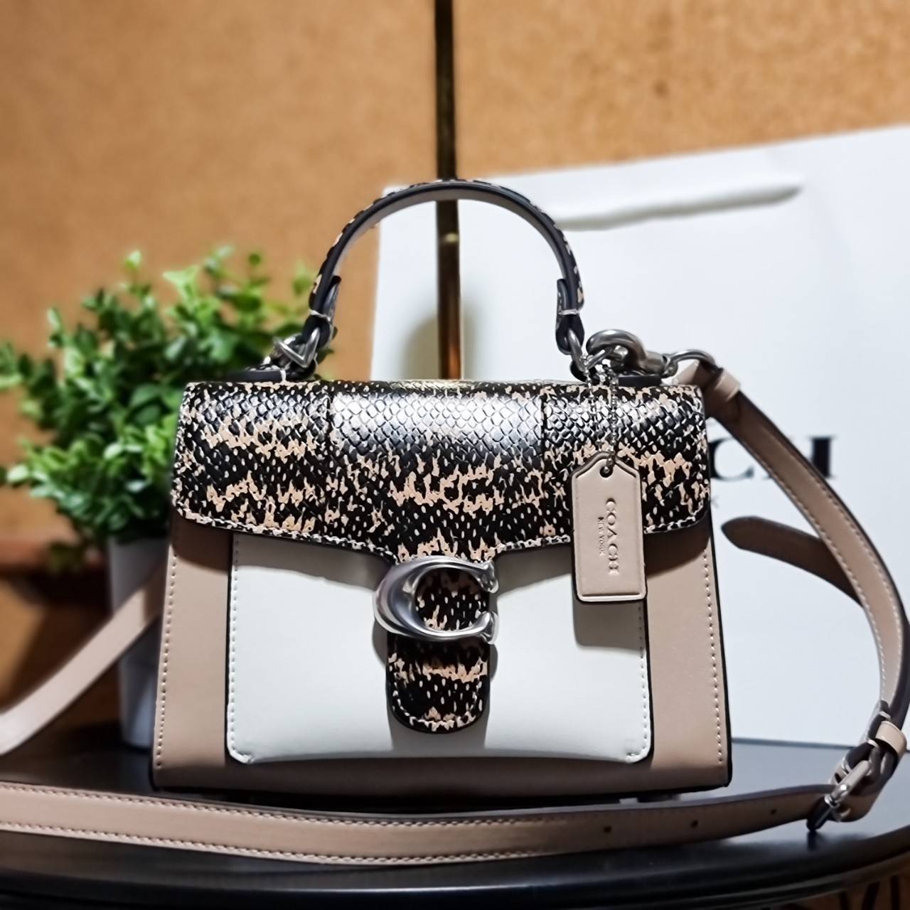 OUTLET 】COACH TABBY TOP HANDLE 20 LEATHER BAG หรูหรามากๆค่ะ สินค้าแนะนำ!! กระเป๋าถือ//สะพายข้างได้ วัสดุหนังแท้อย่างดี หนึ่งใบทำหนัง2แบบได้อย่างลงตัว สวยงาม มีอะไหล่ตัวC ใหญ่ด้านหน้าโดดเด่นหรูมากๆค่ะ 🔺เปิดปิดแบบกดล็อค ภายในมี2ช่องสำหรับใส่ของ สามา