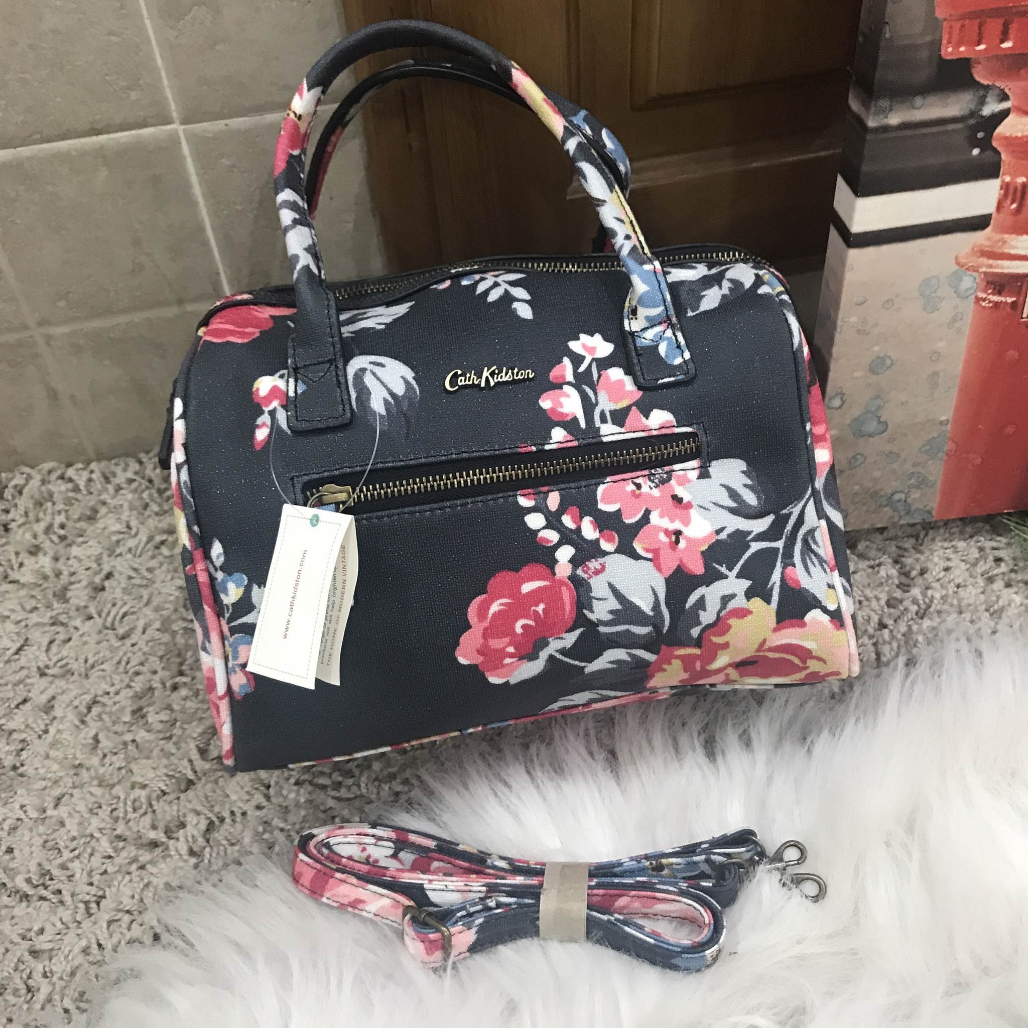 Cath Kidston bowling bag กรี้ดกับความน่ารักของกระเป๋าแบรนด์นี้ค่ะ กระเป๋าทรง bowling bag จาก cath kidston ชนช้อป ค่ะ ขนาดกลางจุของ ทั้งกระเป๋าสตางค์ กระเป๋าเครื่องสำอางค์ เปิดปิดด้วยซิป มีมาครบสามลายแล้วค่ะ นี้หนังแข็งเป็นทรงไม่ย้วย ใช้งานง่าย แนะนำมากๆเล