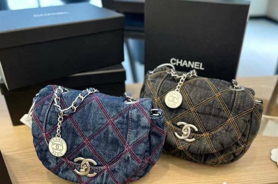 CHANEL 2022 COCO BEACH Denim Saddle bag / CHANEL Mini Flap Bag Denim Pearl Silver งานเดนิมน่ารักๆแบบเท่ๆ ไปเลยค่า พร้อมส่งที่ไทย จำนวนจำกัด สินค้าต้องมีติดตัวเลยค่าา! กระเป๋าคล้องไหล่หรือสามารถสะพายแบบครอสบอดี้ร์ได้ วัสดุเดนิมทั้งใบ สายสะพายแบบโซ่สวยงาม ข