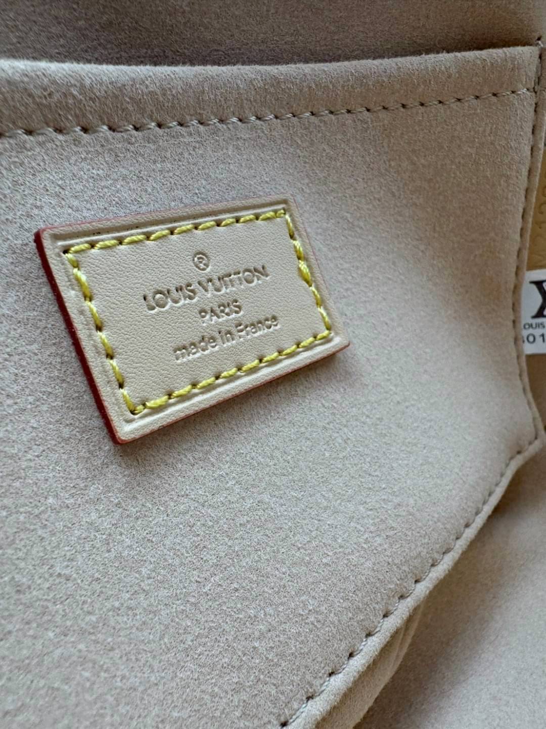 LV x TM Handbag East West Murakami กระเป๋าทรงโท้ทรุ่นท็อปฮิต กับดีไซน์ใหม่ต้อนรับฤดูร้อน โดดเด่นด้วยการตกแต่งลายพิมพ์ โทนสีสดใสสะดุดตา มาพร้อมพวงหนังห้อยรูปโบว์และแท็กปั้มแบรนด์ จับในตัวพร้อมสายสะพายข้าง รูปทรงสวยตลอดกาล