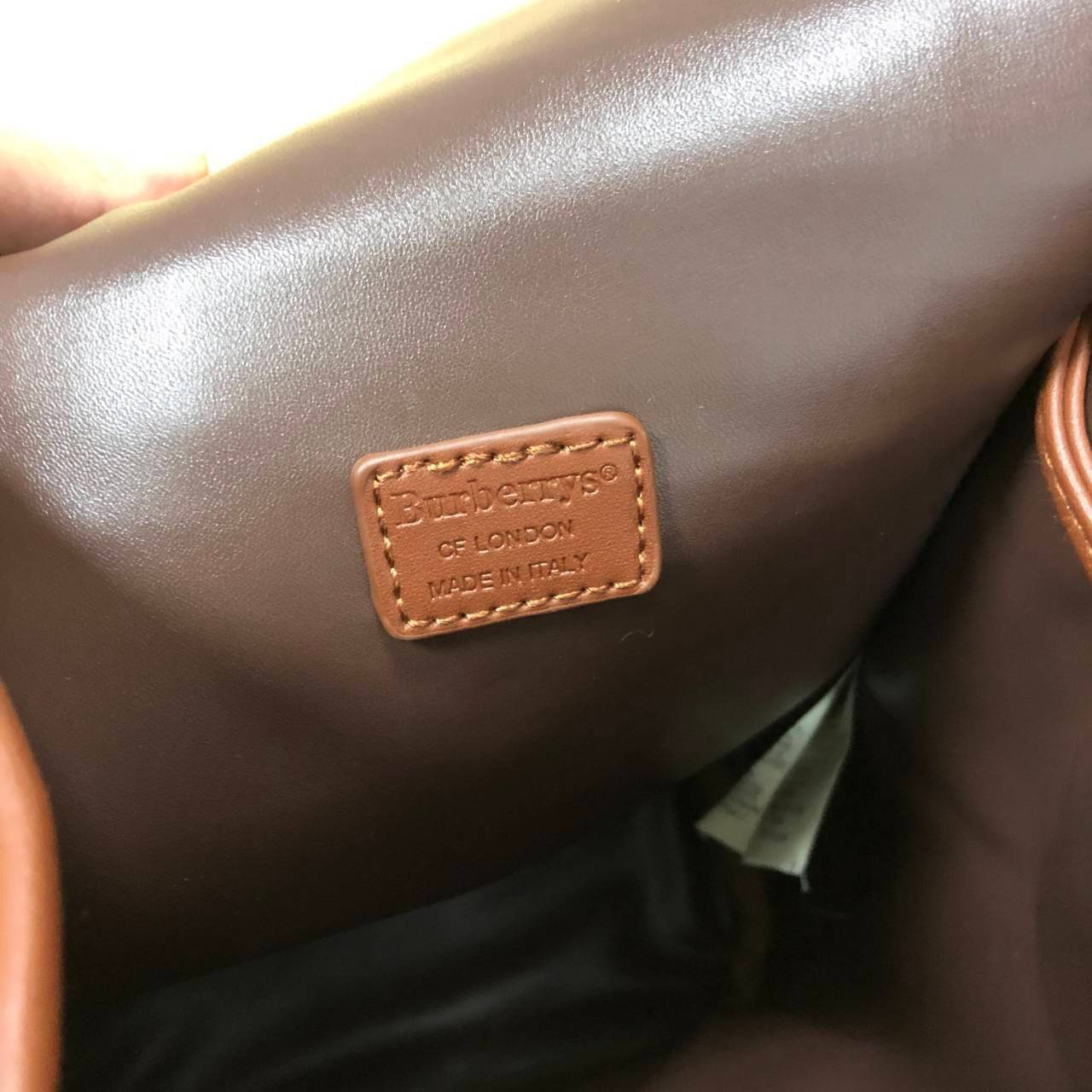 BURBERRY BACKPACK VIP GIFT WITH PURCHASE (GWP) พรีเมี่ยมกิ๊ฟ Limited Edition จาก BURBERRY *กระเป๋าเป้ วัสดุหนัง PVC หนา มีช่องใส่ของหลายช่อง พร้อมช่องซิปหน้า เปิดปิดด้วยหมุดล็อค ภายในมีช่องใส่ของโล่งกว้าง สามารถใส่ของได้หลากหลาย สายสะพายหลังปรับได้ฟรี อะไ