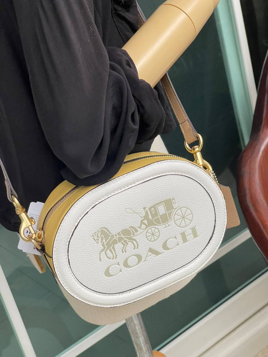 COACH CAMERA BAG IN COLORBLOCK WITH HORSE AND CARRIAGE (COACH C4164) กระเป๋าที่ดีไซน์ออกมาในทรงสะพายไหล่และทรง Camera คาดว่าเป็นรุ่นที่สาว ๆ เห็นแล้วจะต้องสะดุดตาเป็นพิเศษกับดีไซน์อันโดดเด่นที่ดูมีสไตล์ ไม่ว่าจะเป็นในวันสบาย ๆ หรือวันพิเศษก็สามารถนำไปมิกซ
