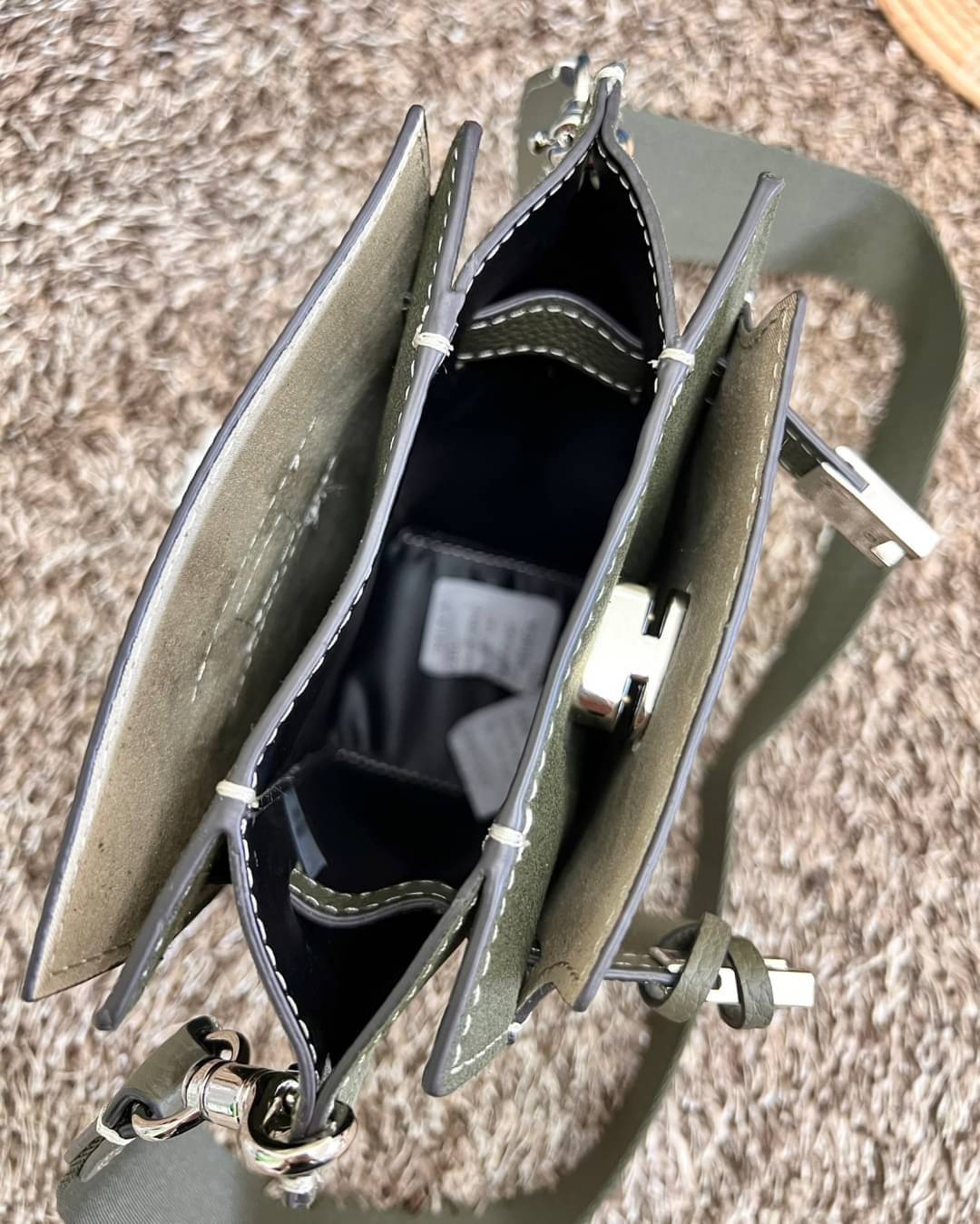 small TORY BURCH LEE RADZIWILL PEBBIED BAG ((139016)) แต่ใส่ได้จุ ขนาดพอดีลำตัว สวยมากๆค่ะ! ลุคหรูดูดีมากๆ กับกระเป๋าสะพายข้างจากTB รุ่นเล็ก