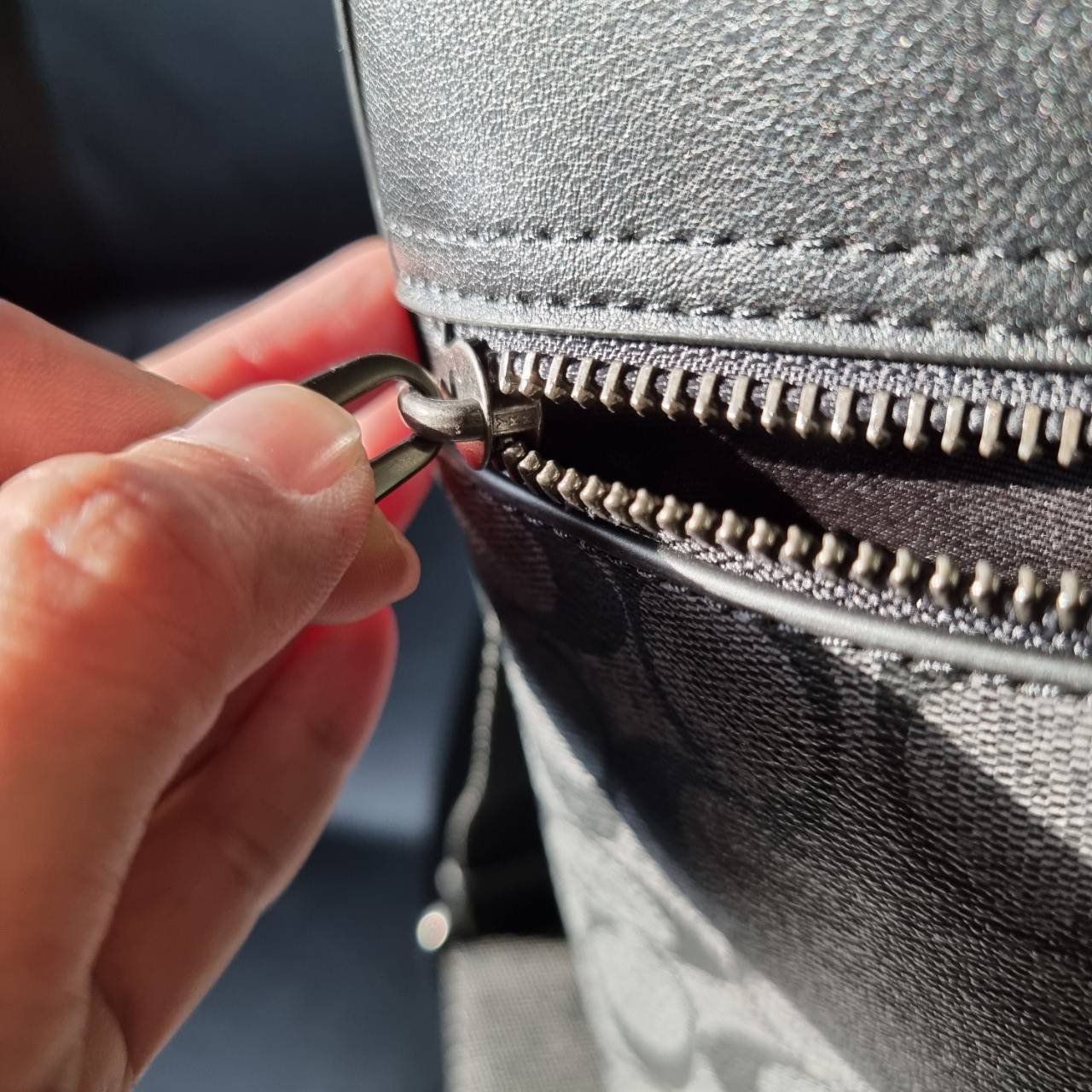 COACH F73336 HOUSTON FLIGHT BAG IN SIGNATURE CANVAS รุ่นนี้หนุ่มๆเค้ารู้กัน!! ขายดีตลอดกาล!! คลาสสิคไม่มีใครเกิน!! กระเป๋าสะพายข้างทรงแมสเซ็นเจอร์ยอดฮิต ทรงสวย ดูดี วัสดุหนังแคนวาสเคลือบลายสลับหนังแท้ เปิด-ปิดด้วยซิป ด้านหน้าและหลังสามารถใส่ของได้ ภายในแบ