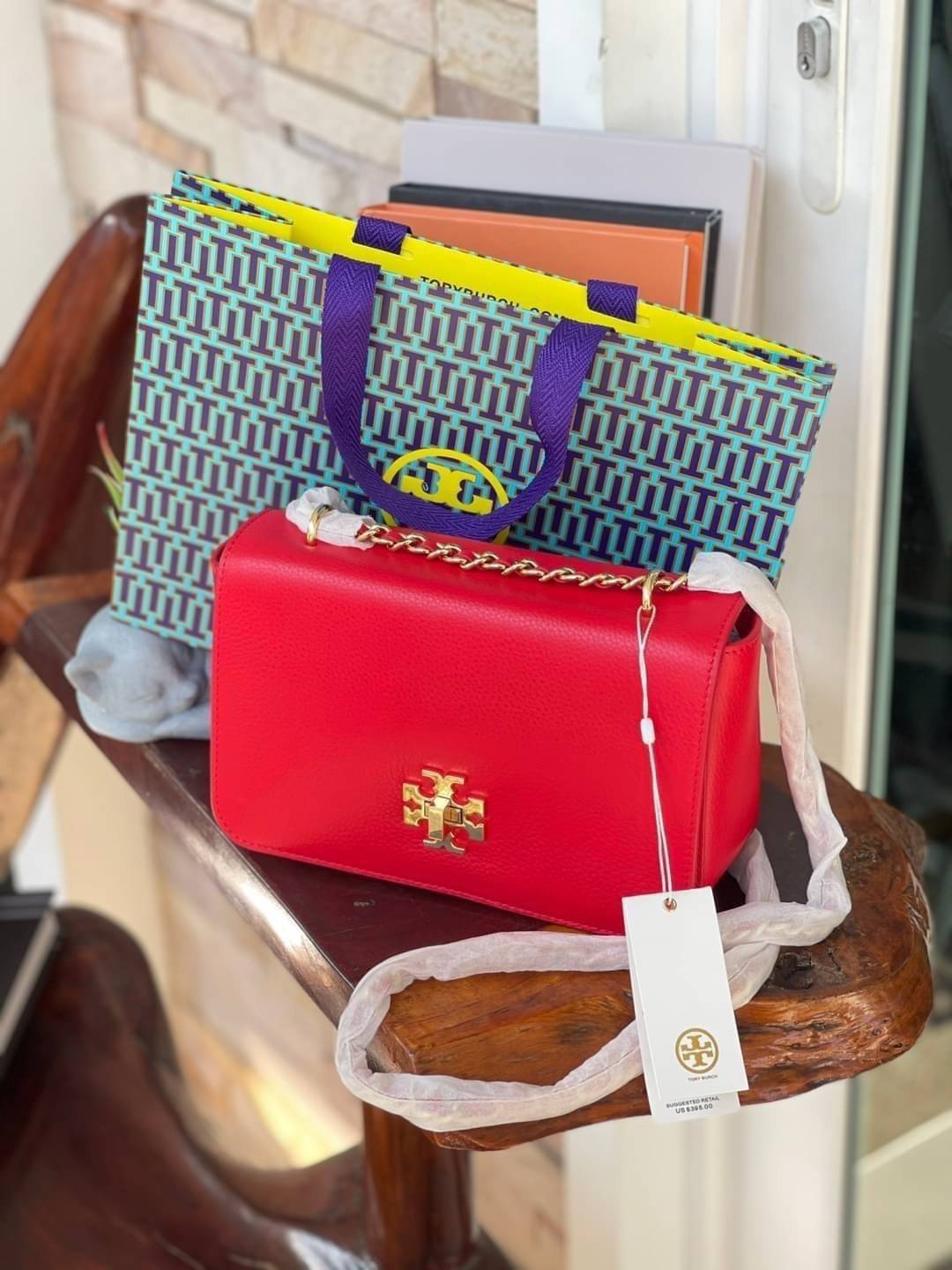 Tory burch description mercer adjustbale shoulder bag เป็น Collection รุ่นท็อปที่สาว ๆ หลายคนถูกใจ ด้วยทรงกระเป๋าคลาสสิกสุดเก๋ ใช้งานแบบไหนก็ดูดี ในลุคช์สาวหวานแบบสะพายสายคู่ หรือ ต้องการความคล่องตัวด้วยการสะพายแบบครอสบอดี้ มีดีไซน์ที่ Practical ต่อการใช้