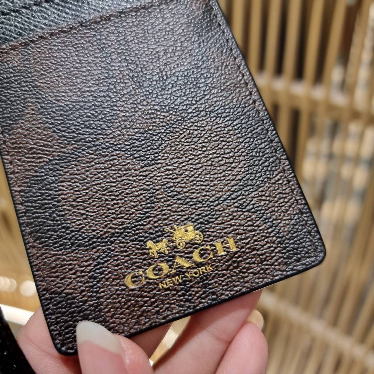 COACH ID LANYARD IN COLORBLOCK SIGNATURE CANVAS ง่ายๆแบบไม่ธรรมดา!! คลาสสิคแต่มีดีเทลโดดเด่น!! กระเป๋าถนอมบัตร พร้อมสายคล้องคอ ดีไซน์ลวดลายสวย ดูดีทุกแบบ ใช้งานง่าย พกพาสะดวก จะใส่บัตรพนักงาน บัตรเครดิต บัตรปชช. ใบขับขี่ และบัตรอื่นๆที่อยากจะใส่!! ตามใจไป