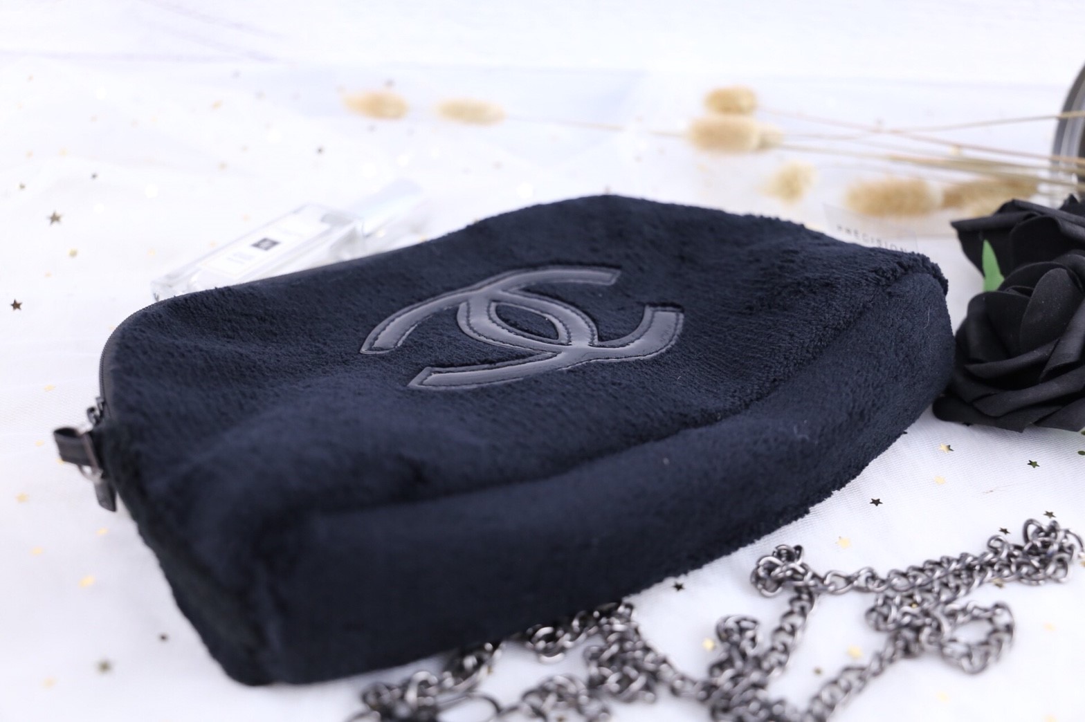 Chanel beauty VIP gift bag CC Patent Pouch กระเป่าสะพายผ้าขนสัตว์วูฟนุ่ม โลโก้ดำ สายถอดและปรับได้ หัวซิปปั้มโลโก้แบรนด์ มาพร้อมสายยาว ถอดสายได้ จะถือเป็นคลัทช์ก็สวย หรือใช้เป็นกระเป๋า Crossbody ใส่โทรศัพท์ตระกูล Plus ทั้งกระเป๋าสตางค์ได้สบายค่ะ