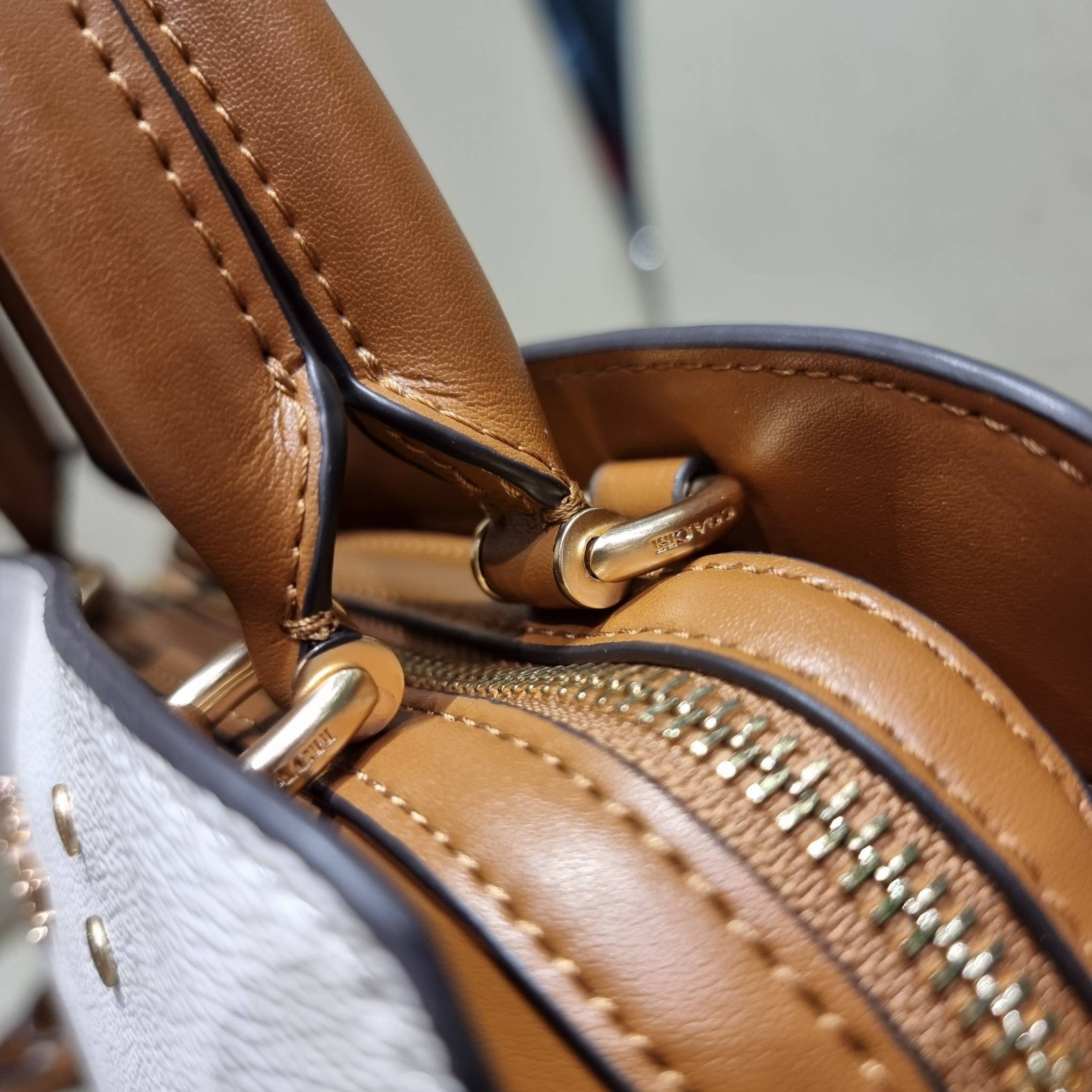 COACH C627 MINI LILLIE CARRYALL IN BLOCKED SIGNATURE CANVAS สีใหม่ล่าสุด กับรุ่นที่สุดของความขายดี คอลยอดฮิตโทนสีลูกคุณ!! กระเป๋าสะพายทรงสวย ที่ดีไซน์ออกมาให้ใช้งานง่าย สะดวก สวย หรู ดูดี!! วัสดุหนังแคนวาสเคลือบลาย มาพร้อมสายสะพายข้างและหูจับในตัว ถอดออกถ