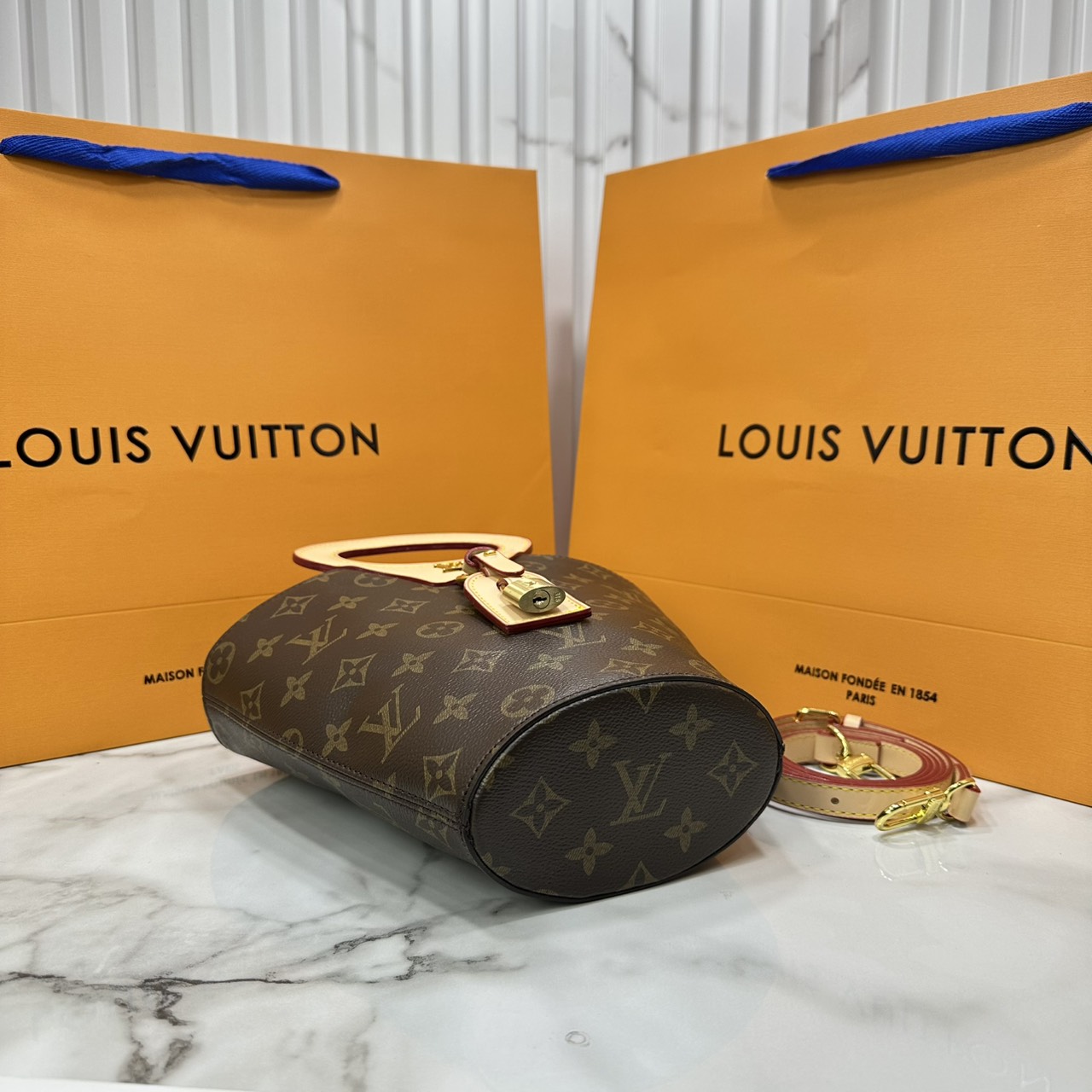 ORI หนังแท้ | LV Rivage BB Spring-Summer 2025 / LV Bucket Bag ใหม่ล่าสุด กระเป๋าสะพายทรงบัคเก็ต จัดเต็มาสุดปัง ทรงสวยทรงใหม่โดดเด่นด้วยหูจับในตัวที่ออกแบบใหม่ได้เก๋ลัคชูมาก