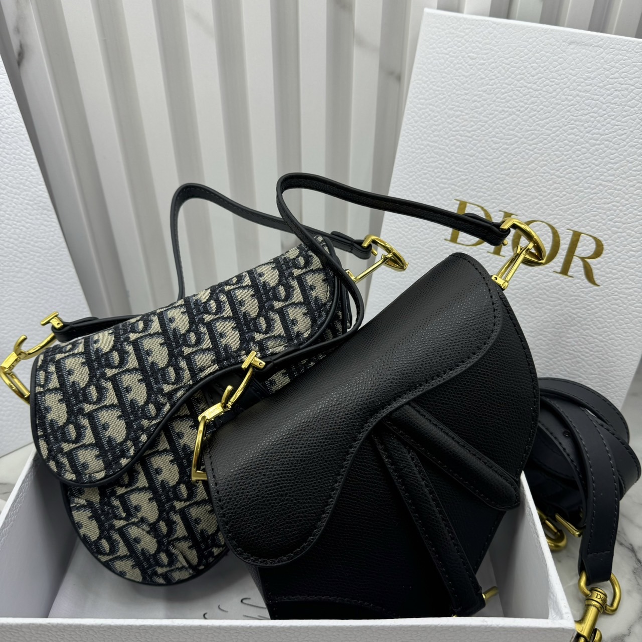DIOR Mini Saddle Bag with Strap Blue Dior Oblique Jacquard / Black Grained Leather กระเป๋าสะพายทรงอานม้าเอกลักษณ์ของแบรนด์แห่งตำนานความหรู