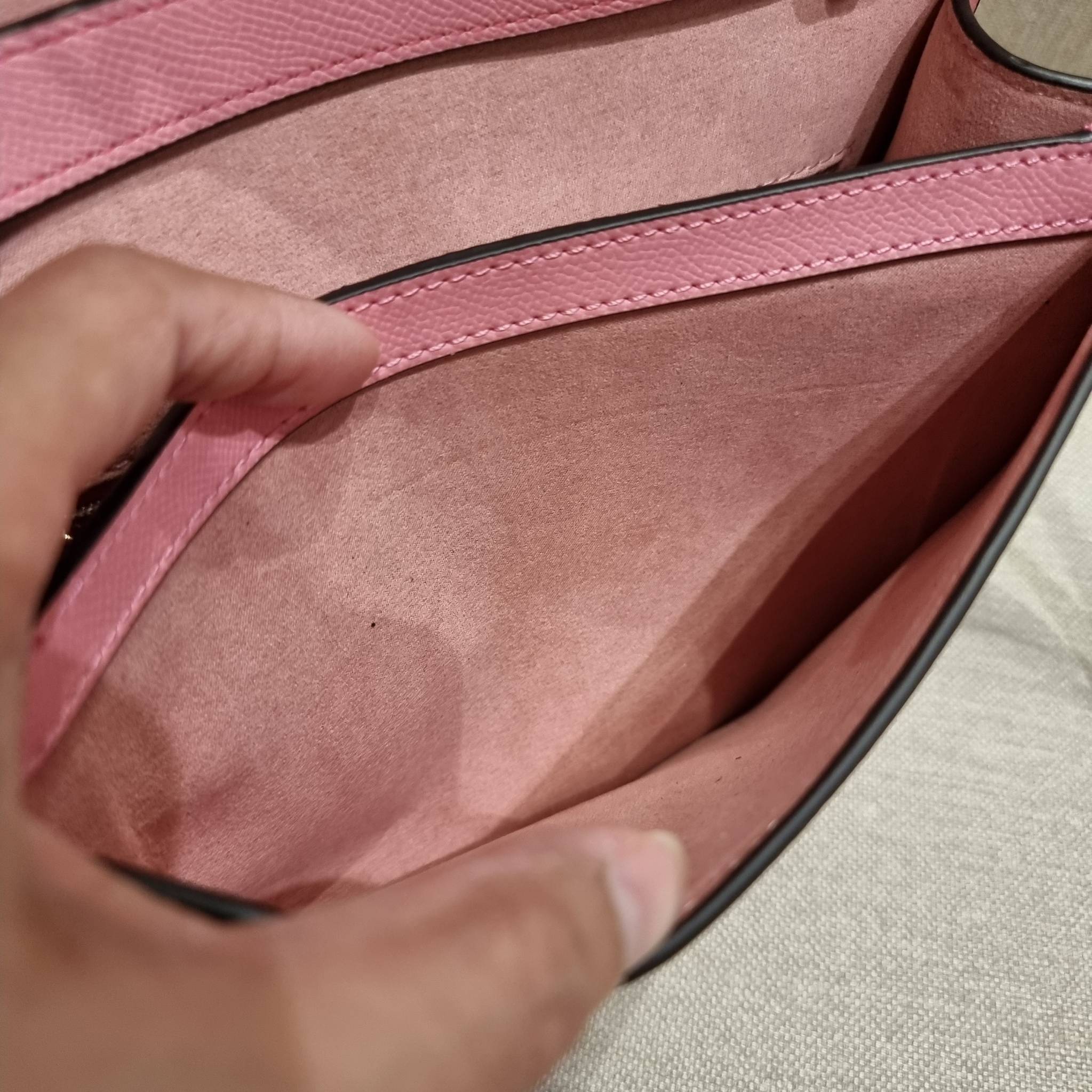 COACH C5632 BRYNN FLAP CROSSBODY แซ่บที่สุด ใหม่ที่สุด!! คอลเลคชั่นใหม่!! มองยังไงก็หลงรักละสายตาไม่ไหว กระเป๋าสะพายข้างลุคไฮน์ ที่ดีไซน์ออกมาได้ปัง และดูแพงมากๆ ด้วยดีเทลคลาสสิค รูปทรงใช้งานง่าย เรียบๆแต่มีดีเทล วัสดุหนัง crossgrain สวยคม!!! เปิด-ปิดด้วย