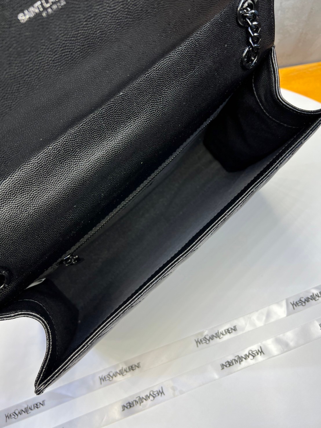 หนังแท้ YSL college large chain bag in quilted leather 30cm กระเป๋าสะพายใบใหญ่ ดีไซน์ทรงสวยหรู ตอบโจทย์ได้ทุกสไตล์ ภาพสินค้าถ่ายจากงานขายจริง ใช้งานต่างประเทศได้