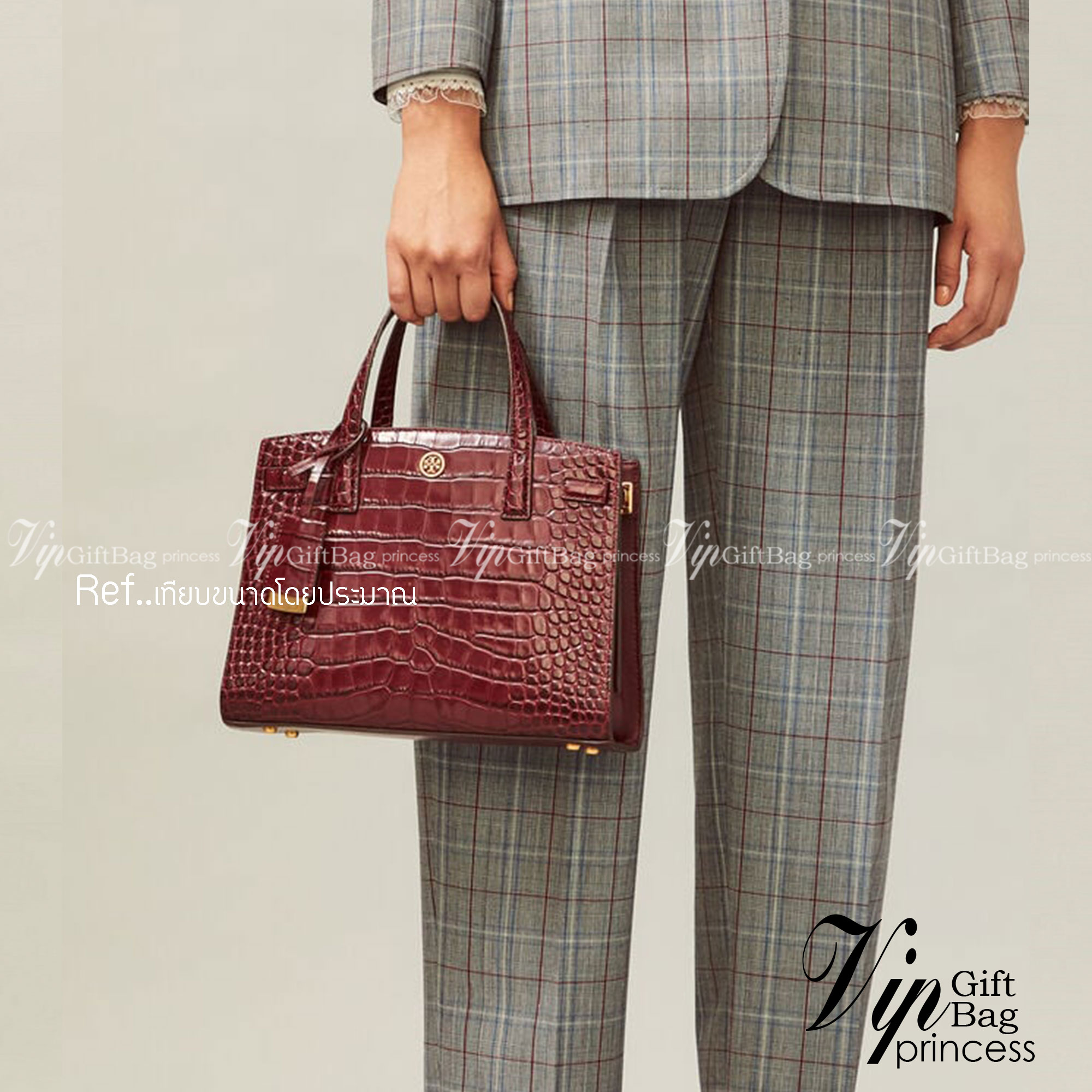 Tory Burch Walker Embossed Small Satchel Collection นี้เหมาะสำหรับผู้หญิงที่มีความสุขุมและเป็นผู้ใหญ่ เพราะดีไซน์ของกระเป๋าหนังรุ่นนี้ได้ผลิตออกมาโดยเน้นความเรียบง่าย เป็นทางการและดูแพง