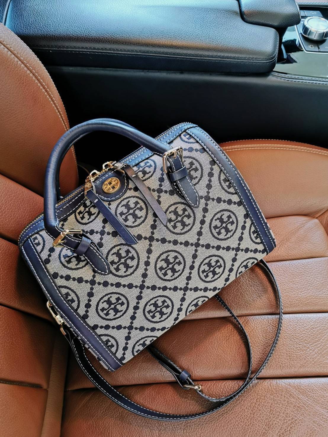 TORY BURCH FACTORY MONOGRAM JACQUARD BOSTON BAG กระเป๋าถือหรือสะพายรุ่นใหม่ล่าสุดจาก TORY BURCH FACTORY วัสดุ Woven Jacquard & Leather ในลาย Jacquard คงเอกลักษณ์แบรนด์สวยอยู่ทรงดีไซน์โดดเด่นทรง Boston เปิดปิดด้วยซิปคู่สะดวกใช้ขนาดกำลังดีใส่กระเป๋าสตางค์ยา