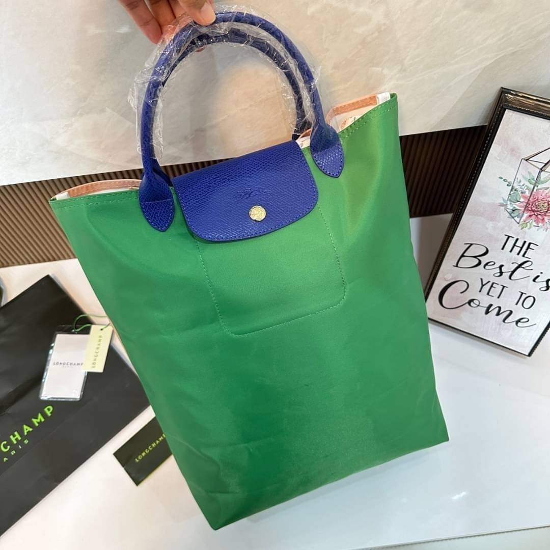 LONGCHAMP LE PLIAGE RE-PLAY TOP HANDLE BAG สินค้ารุ่นลิมิเต็ด collection สุดปัง ซื้อใบเดียวเหมือนได้2 ใบ กระเป๋าสะพายแนวตั้งที่กว้างขวาง มีเอกลักษณ์เฉพาะตัวแต่มีดีไซน์ที่น่าดึงดูด