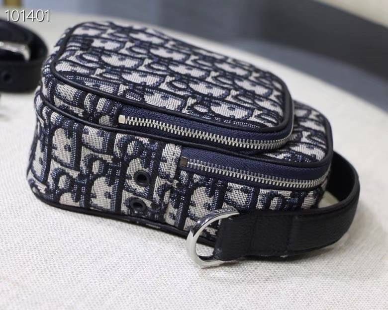 หนังแท้ DIOR OBLIQUE AITPODS MINI BAG พร้อมส่งที่ไทย งานหนังแท้และผ้าแจ็คการ์ดออริจินอล ภาพสินค้าถ่ายจากงานขายจริง ใช้งานต่างประเทศได้
