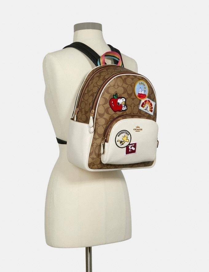 Coach X Peanuts Court Backpack In Signature Canvas With Varsity Patches เป้รุ่นลิมิเต็ดสุดหายาก!! คิ้วท์ๆ น่ารักน่าใช้มากๆ ด้วยดีไซน์ที่โดดเด่น 🎒💓 วัสดุหนังแคนวาสคุณภาพดี มีช่องซิปแยกให้หลายช่อง สายสะพายปรับได้ตามถนัด รุ่นนี้ขับผิวดีมากๆ ถ