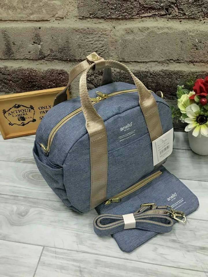 Anello Mini Boston shoulder Bag New arrival คอลเลคชั่นใหม่ล่าสุด ชน shop ค่ะ กระเป๋าถือ หรือสะพายข้าง ขนาดกำลังน่ารัก เปิดปิดด้วยซิปคู่ ภายในมี ใบลูกให้อีก 1 ใบ แยกใช้ได้ค่ะ ด้านหน้าสกรีนโลโก้แบรนด์ มีช่องทั้ง 4 ด้าน หน้าหลัง และด้านข้างใช้งานได้จริง มา พ