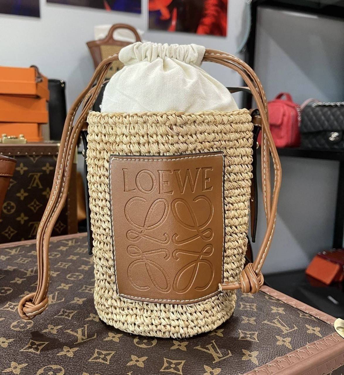 Loewe Bucket Bag / Loewe raffia and hemp bucket bag วัสดุ Textile Canvas & CalfSkin เป็นการนำวัสดุธรรมชาติมาสังเคราะห์หรือทอจนเป็นเนื้อเดียวกันคล้ายงานสาน มีความวินเทจในตัว น้ำหนักเบา ดูแลรักษาง่าย เหมาะกับยุคสมัยที่เข้ากับธรรมชาติและต้องการความคล่องตัว เ