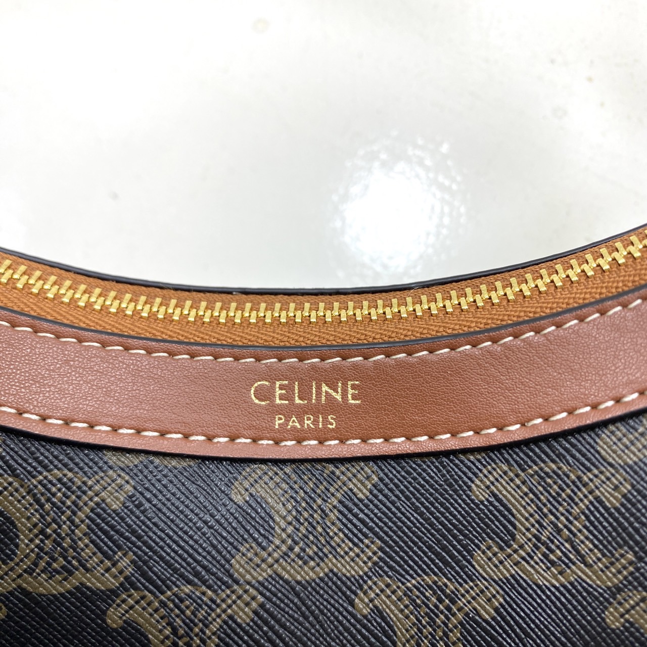 CELINE STRIPED HOBO in TRIOMPHE กระเป๋าสะพายทรงโฮโบ รูปทรงสวยคลาสสิค ใหม่ล่าสุดก่อนใคร ใช้งานได้ง่าย ทุกลุค ทุกสไตล์ งานแคนวาสแท้พิมพ์ลายคมชัด สะพายไหล่แล้วดูหรูหรา
