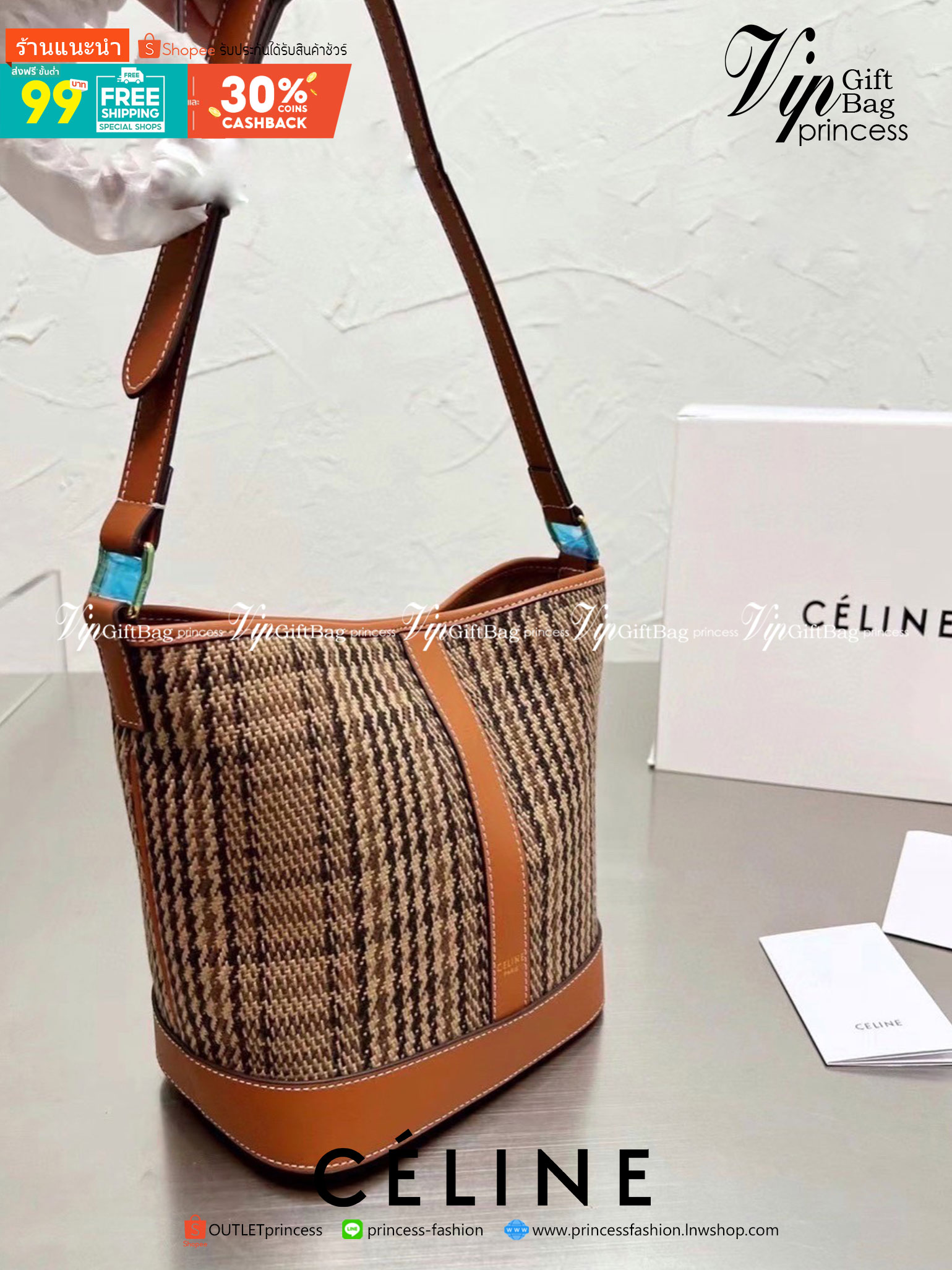 CELINE BUCKET BAG CUIR TRIOMPHE คอลเลคชั่นใหม่ ฮิตข้ามปี กับกระเป๋าสะพายทรงถัง ใช้งานง่ายที่สุด รุ่นใหม่งานผ้าทอลาย ซับในผ้าอย่างดี อะไหล่ทองปั้มทุกจุด สายสะพายยาวปรับระดับได้ วัสดุหนังวัว เรียบหรู ผู้ดีไปอีก ภายในโล่งกว้าง ใส่ของแบบจุๆไปเลย เป็นรุ่นที่ใช