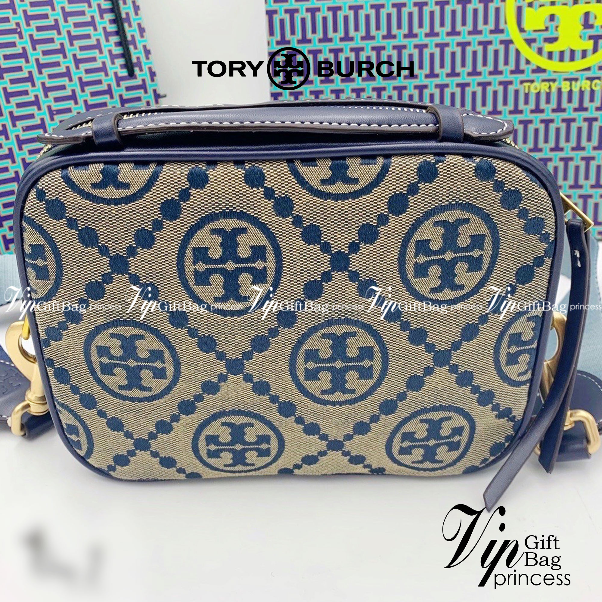 TORY BURCH T MONOGRAM JACQUARD CAMERA BAG กระเป๋าสะพาย Crossbody วัสดุหนังวัวแท้ การออกแบบเรียบง่าย ยังคงความหรูหราเอาไว้ โดดเด่นด้วยลวดลาย T Monogram มาพร้อมสายสะพายยาวแบบสปอร์ต ถอดออกได้ สายปรับระดับได้ ตอบสนองการใช้งานได้ดี มีหูหิ้วด้านบนสามารถใช้งานได