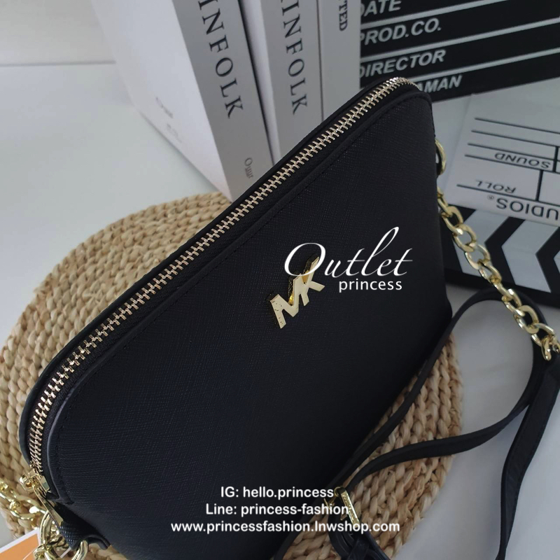 MICHEAL KORS CHAIN CROSSBODY BAG กระเป๋าสะพายแบรนด์ดังทรงสุดฮิตหนัง SAFFIANO ทั้งใบ ด้านหน้าประดับโลโก้แบรนด์ MK สีทอง ขนาดกำลังดี เปิดปิดด้วยซิปสะดวกใช้ ภายในบุผ้าแบรนด์ มีช่องซิปและช่องใส่มือถือ ด้านหลังมีช่องใส่ของจุกจิก อีกหนึ่งช่องพร้อมกระดุมแม่เหล็ด