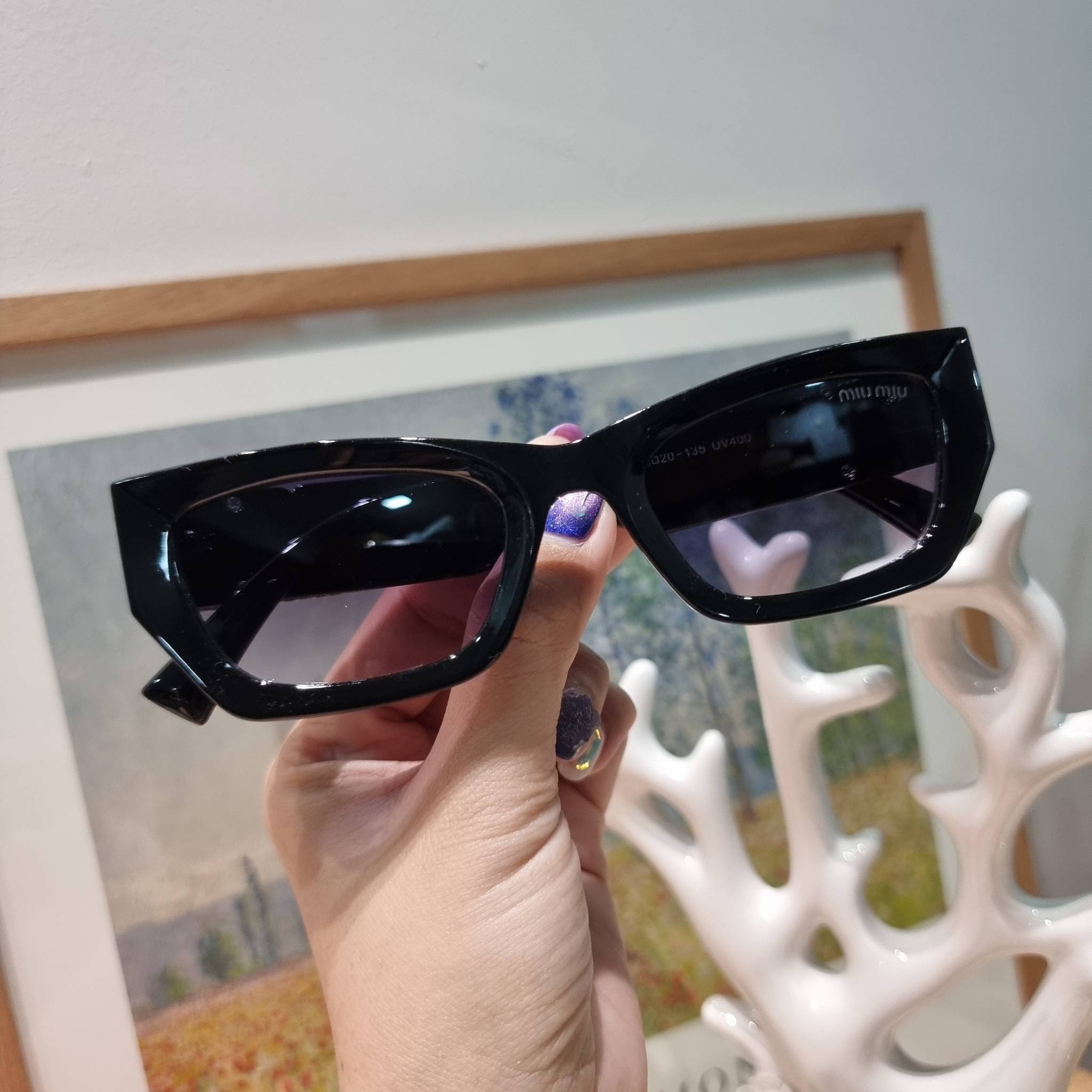 MIU MIU Sunglasses UV protection มาพร้อมอุปกรณ์ครบเซ็ท สวยปัง สวยตะโกน มีพกติดตัวไว้ไม่ตกเทรนด์ ใส่เสริมโหงวเฮ้ง ดูผู้ดี ใช้ได้ทุกโอกาส ทุกสถานการณ์ ใส่ที่บ้านถนอมสายตา ใส่ออกข้างนอกกันแดด กันลม กันฝุ่นก็มั่น ก็เลิศทั้งหมด