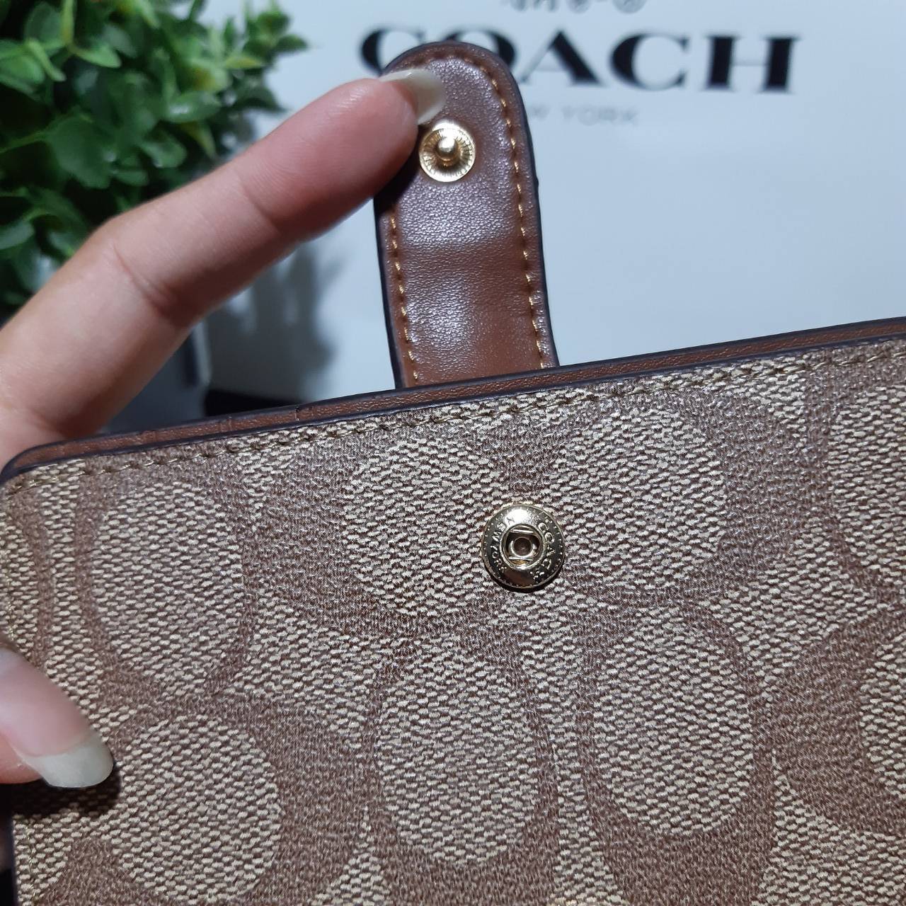 ของแท้ COACH F23553 MEDIUM CORNER ZIP WALLET IN SIGNATURE CANVAS กระเป๋าสตางค์ใบกลาง ขนาดกำลังเหมาะมือ