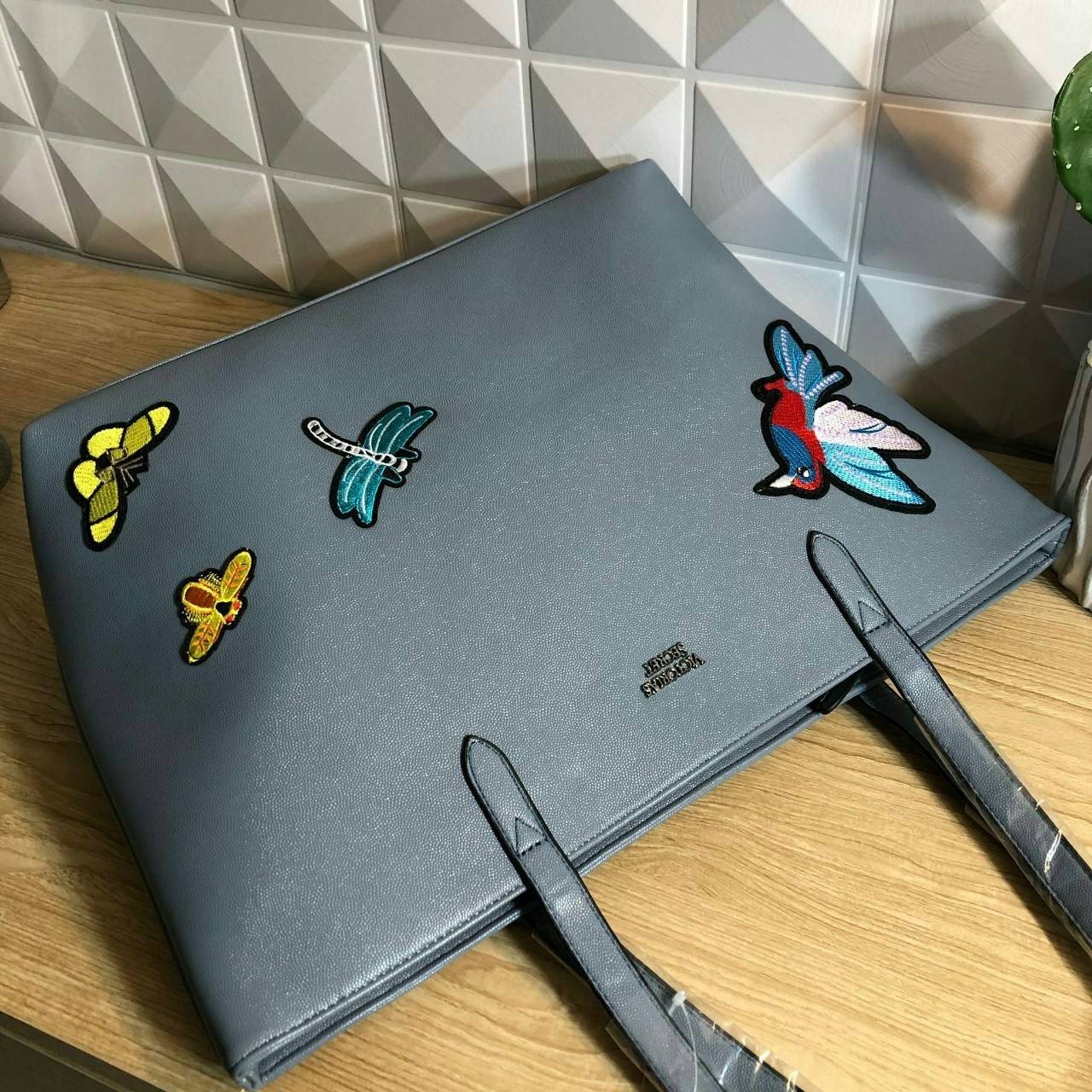 Victoria’s Secret Tote Bag 2019 กระเป๋าถือหรือสะพายลายหนังคาเวียร์ สวยด้านหน้าประดับด้วยโลโก้ ตัวกระเป๋าแต่งด้วยลายปักสวยเก๋ ปากกระเป๋าเปิดปิดด้วยซิปสะดวกใช้ ภายในมีช่องโล่งและช่องเล็กไว้แบ่งเก็บของ ใส่หนังสือ เอกสาร A4 Notebook ipad กระเป๋าสตางค์ ของใช้ไ