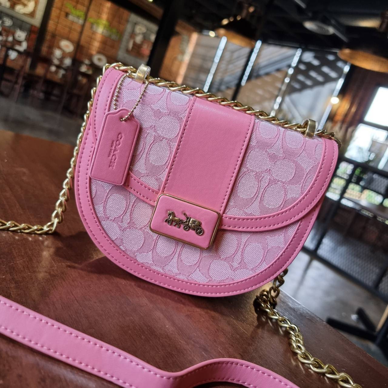 COACH ALIE SADDLE BAG JACQUARD IN SIGNATURE ((C4694//C3464)) พร้อมส่งที่ไทย รุ่นใหม่ล่าสุดค่ะ! กระเป๋าสะพายข้าง//ครอสบอดี้ร์//หรือทบสายคู่สะพายไหล่ได้ค่ะ วัสดุJacquard+หนังแท้ ได้สวยงามลงตัวมากๆ เปิดปิดกระเป๋าแบบกดล็อค มีอะไหล่โลโก้แบรนด์โดดเด่นปนคลาสสิค