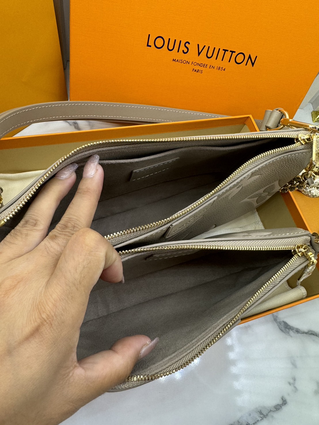 LV Multi Pochette Accessoires Bag กระเป๋าทรงพอช รุ่นใหม่ล่าสุด งานหนังแท้ สวยงามเลอค่า ตามแบบฉบับแบรนด์ ปั้มลายคมชัด มาเป็นเซ็ท 2 ใบ ใช้งานง่าย