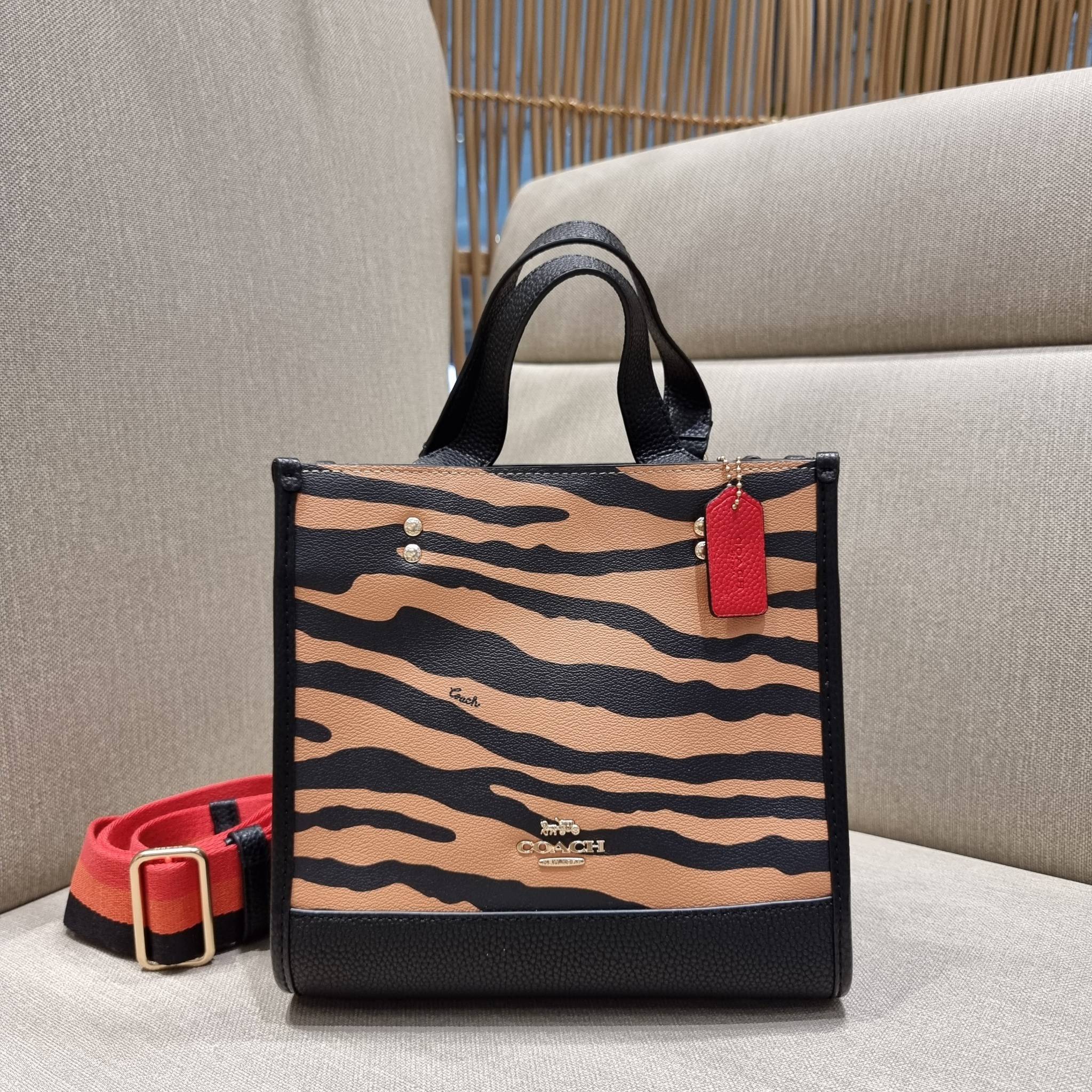 COACH C6988 DEMPSEY TOTE 22 WITH TIGER PRINT ใหม่ล่าสุดน้องเสือนำทรัพย์ 🐯🐯 คอลเลคชั่นฉลองปีเสือต้องมาจ้า กับรุ่นสวยคลาสสิค กระเป๋าทรงโท้ท ขนาดน่ารักน่าใช้มากๆ ดีไซน์พริ้นท์ลายเสือดึงดูดสายตา สวยมีสเน่ห์ที่สุด!! ฟังก์ชั่นการใช้งานสะดวก มีทั