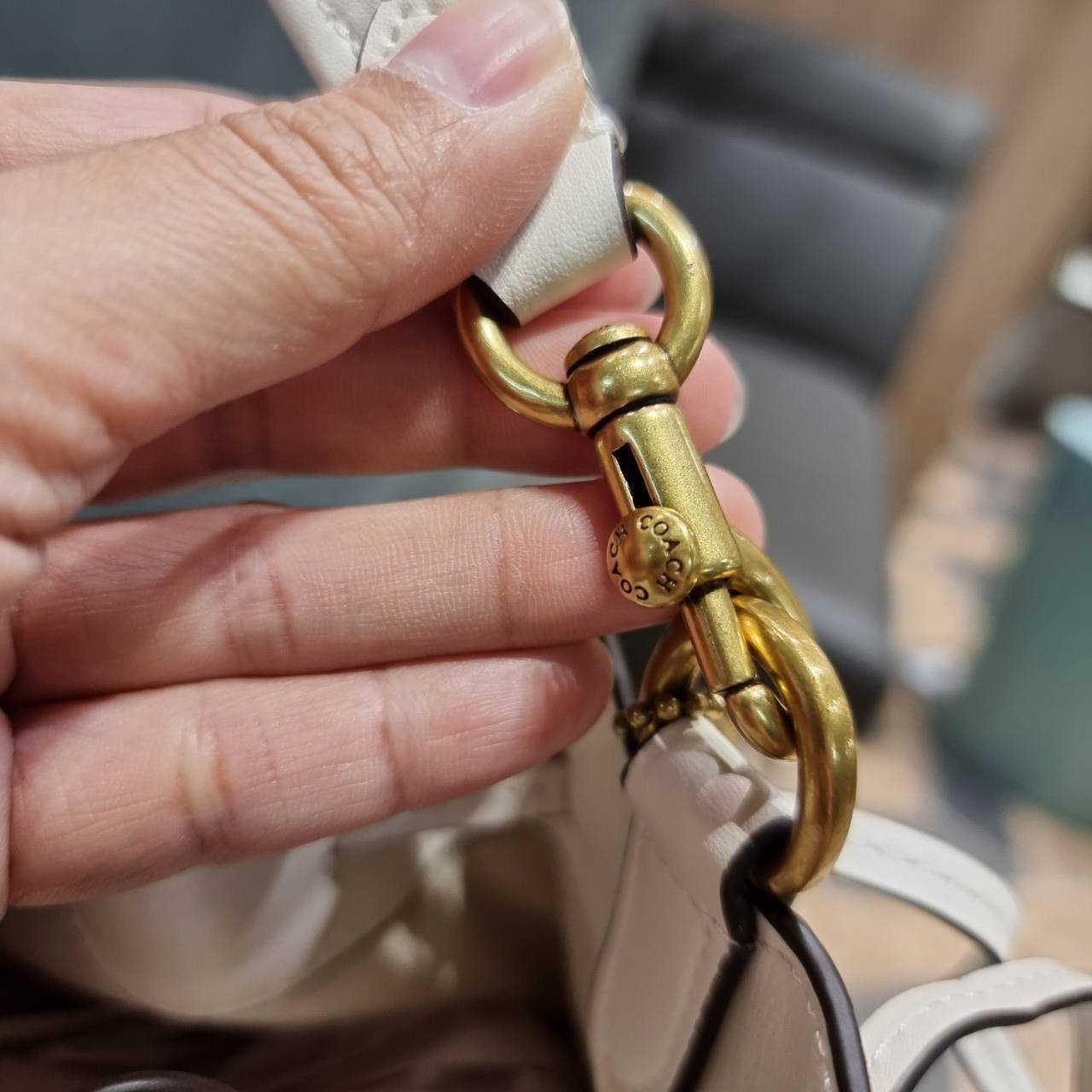 COACH C3853 FIELD BUCKET BAG IN SIGNATURE JACQUARD กระเป๋าสะพายทรงบัคเก็ต รุ่นใหม่ล่าสุด ดีไซน์ลายซิกเนเจอร์บนผ้า jacquard สวยคม เป็นเอกลักษณ์ไม่ซ้ำใคร มาพร้อมสายสะพายผ้าสปอร์ต และสายสั้นสำหรับคล้องแขนได้ สามารถรูดปิดปากกระเป๋าด้วยหนังรอบใบ เพิ่มดีเทลให้ต