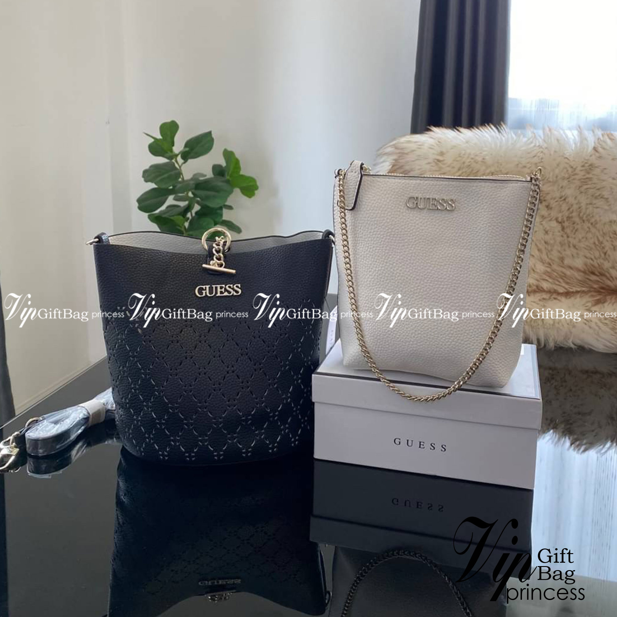 Guess Amara Bucket Handbag ซื้อ 1 ได้ถึง 2 กระเป๋ารุ่นใหม่ล่าสุดทรงถังสุดน่ารัก พิมพ์ลายรอบใบ วัสดุหนังนิ่มคุณภาพดี นิ่ม น้ำหนักเบา ด้านหน้าประดับด้วยโลโก้แบรนด์สวยโดดเด่น เปิด-ปิดด้วยด้วยตัวคล้องอะไหล่เงินสะดวกใช้ ด้านในโล่ง มีสายยาวปรับระดับได้มาให้ มาพ