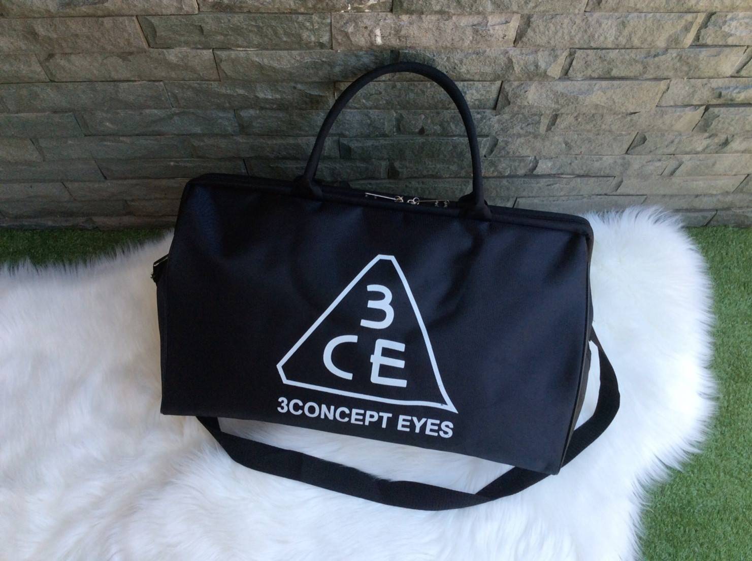 Don't Miss! กระเป๋าเดินทางแบรนด์ดัง 3CE ของแท้จากเกาหลีวัสดุ NYLON เนื้อหนาสีดำสกรีนโลโก้ 3CE ด้านหน้า หูหิ้วหนังแข็งแรงสะพายไหล่ได้ ใบใหญ่จุใจใส่เสื้อผ้า รองเท้าของใช้ได้เยอะ น้ำหนักเบา ดูแลรักษาทำความสะอาดง่าย เปิดปิดด้วยซิปสะดวกใช้ ภายในมีช่องเล็ก