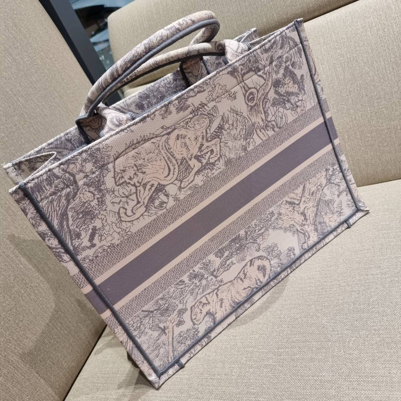 VIP 】HOT ARRIVAL!! DIOR CD SHOPPING BAG WITH GWP กระเป๋าทรงช้อปปิ้งใบใหญ่ จุใจ!! พรีเมี่ยมกิ๊ฟรุ่นดับเบิ้ลฮอต ดีไซน์คลาสสิควินเทจ สวยหรู วัสดุผ้าแคนวาสลายกราฟฟิค ภายในโล่งกว้างมากๆ ใส่ของจุสุดๆ โน้ตบุ้ค ไอแพด กระเป๋าสตางค์ มือถือ หรือเสื้อผ้ายังได้ สะพายค