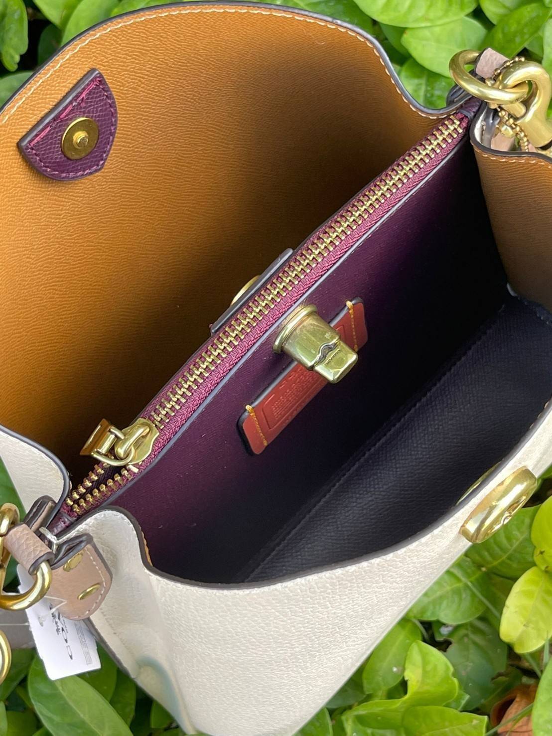 Coach Willow Bucket Bag In Colorblock รุ่นใหม่สุดปัง เป็นกระเป๋าสไตล์ใช้ได้ทุกวัน จุของได้เยอะและน้ำหนักเบา ไซส์กลางใช้หนังลายกรวด มีช่องใส่ของ 2 ช่องและมี 1 ช่องซิปตรงกลางไว้สำหรับใส่ของสำคัญ เปิดปิดแบบ turnlock ถือคล้องแขนหรือสะพายไหล่หรือสะพายข