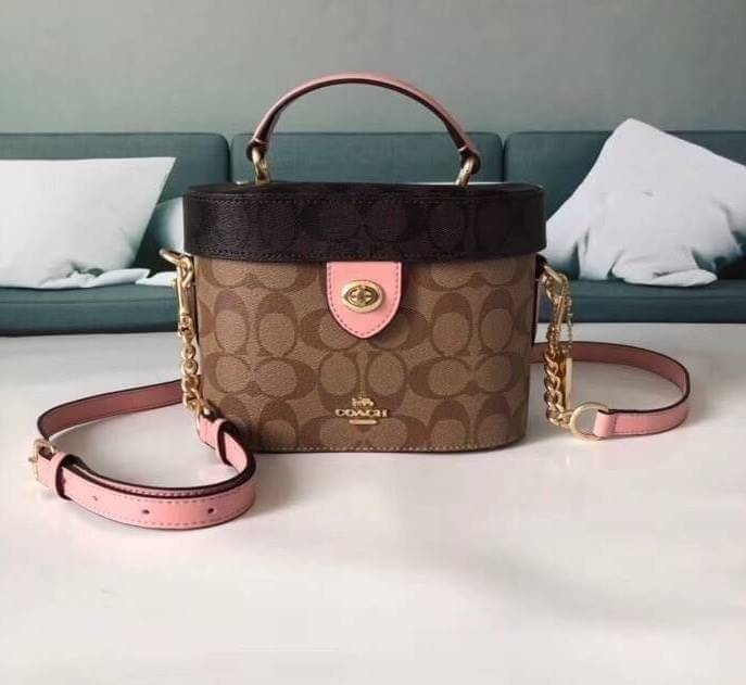 COACH KAY CROSSBODY IN SIGNATURE ((78277)) กลับมาอีกครั้ง! กระเป๋าหิ้ว//สะพายแบบครอสบอดี้ร์ หนังแท้นิ่มสวย เปิดปิดกระเป๋าแบบหมุนล็อค ภายในโล่งสามารถใส่กระเป๋าเงินใบกลางได้;มือถือได้ทุกรุ่น; มีช่องเล็กให้ใส่ของจุกจิก;ซัปในบุผ้าอย่างดีเลยค่ะ มาพร้อมสายสะพาย