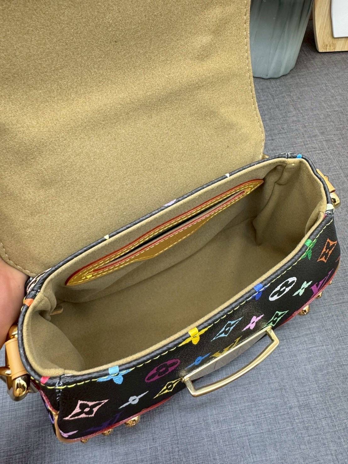 ORI หนังแท้ | Lv Marilyn White Multicolor Monogram Canvas Shoulder Bag กระเป๋าสะพายสไตล์วินเทจ ดีไซน์สีสันสดใสน่ารัก มีชีวิตชีวา โดดเด่นด้วยตัวล็อคด้านหน้าแบบกดขนาดใหญ่ จะถือแบบคล้องแขนหรือสะพายไหล่ก็ได้