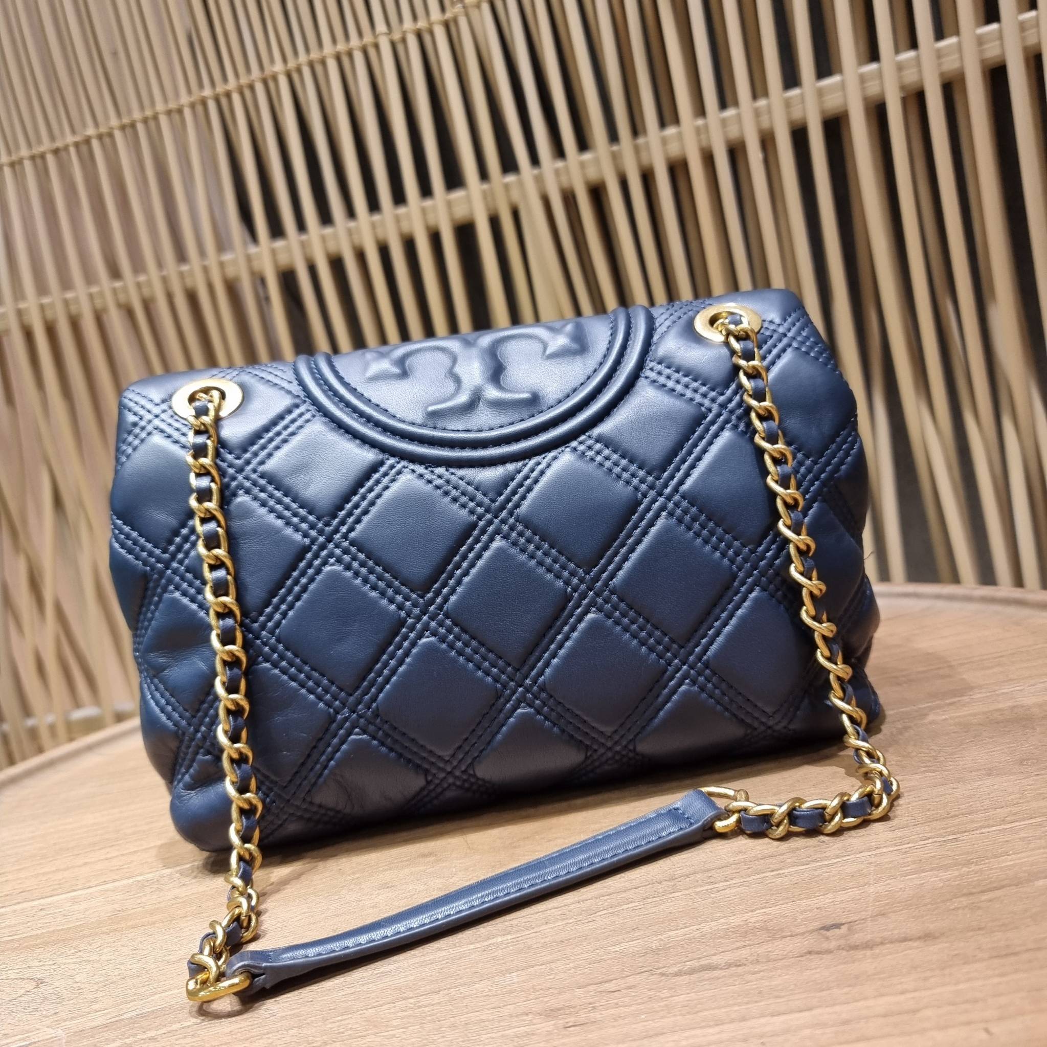 TORY BURCH FLEMING SOFT CONVERTIBLE SHOULDER BAG รุ่นหายากที่สาวๆตามหา มาพร้อมเสิร์ฟความสวยถึงบ้านไปเลยจ้า รอบนี้คัดสีสวยๆมาให้ได้ช้อปกันอย่างจุใจไปเลย กระเป๋าสะพายไหล่ หนังแท้นิ่มเต็มใบ สวยหรูดูแพง เปิด-ปิดด้วยตัวกดล็อคแน่นหนา สายสะพายในตัวปรับใช้ได้ 2 แ