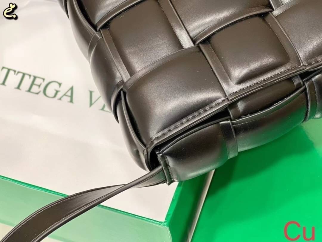 BOTTEGA VENETA PADDED CASSETTE BAG สร้างสรรค์ให้ไอเท็มนี้ดูหรู ดูแพง ใบจริงสวยมาก ใช้ได้ทั้งชายหญิง มาจำนวนจำกัด รีบตำกันน้า ไม่อยากให้พลาดเลยจ้า